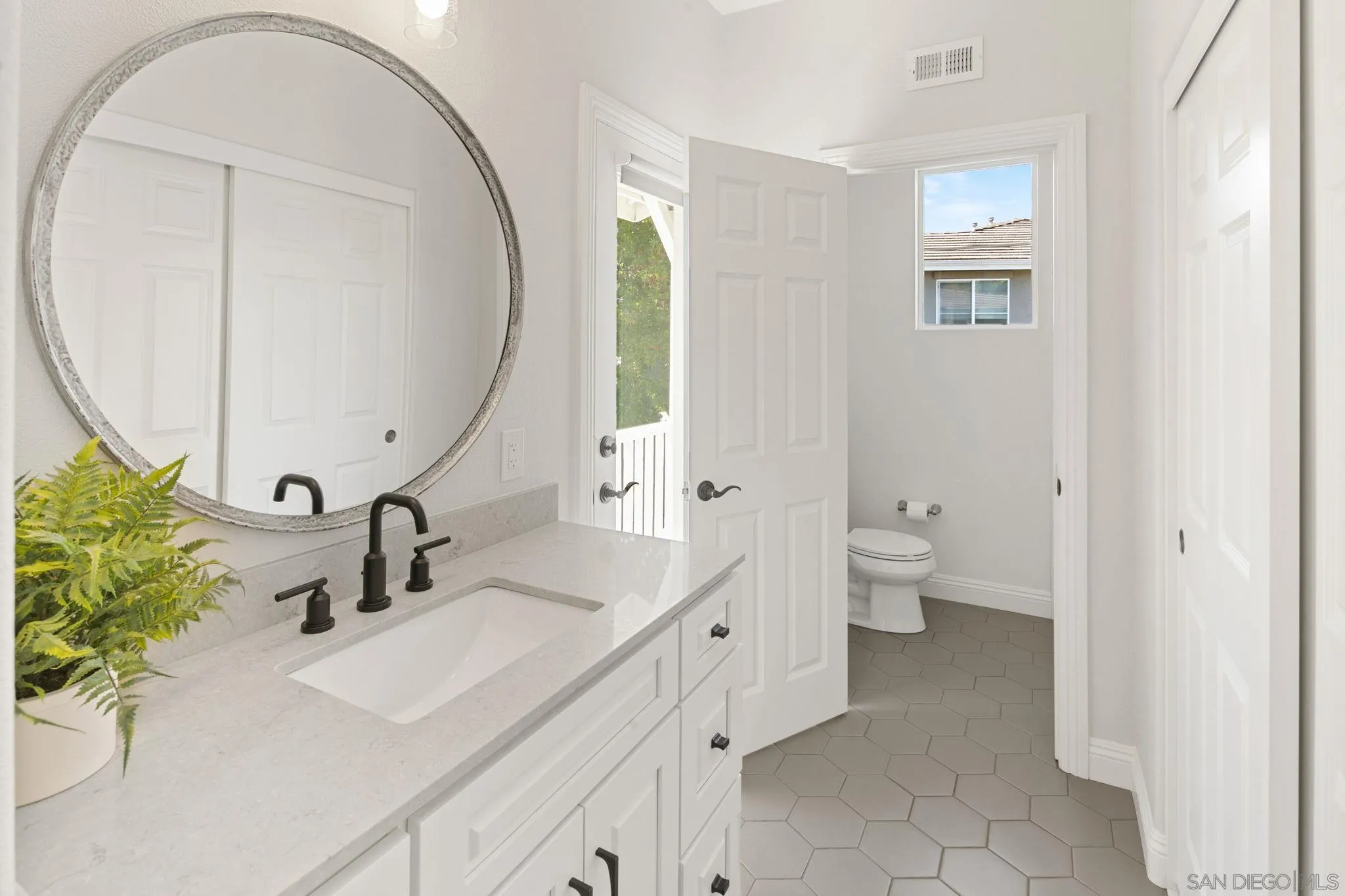 https://cdn.realtyfeed.com/cdn/127/260024900/52a18e87bcba19f7acf691b873071902.webp
