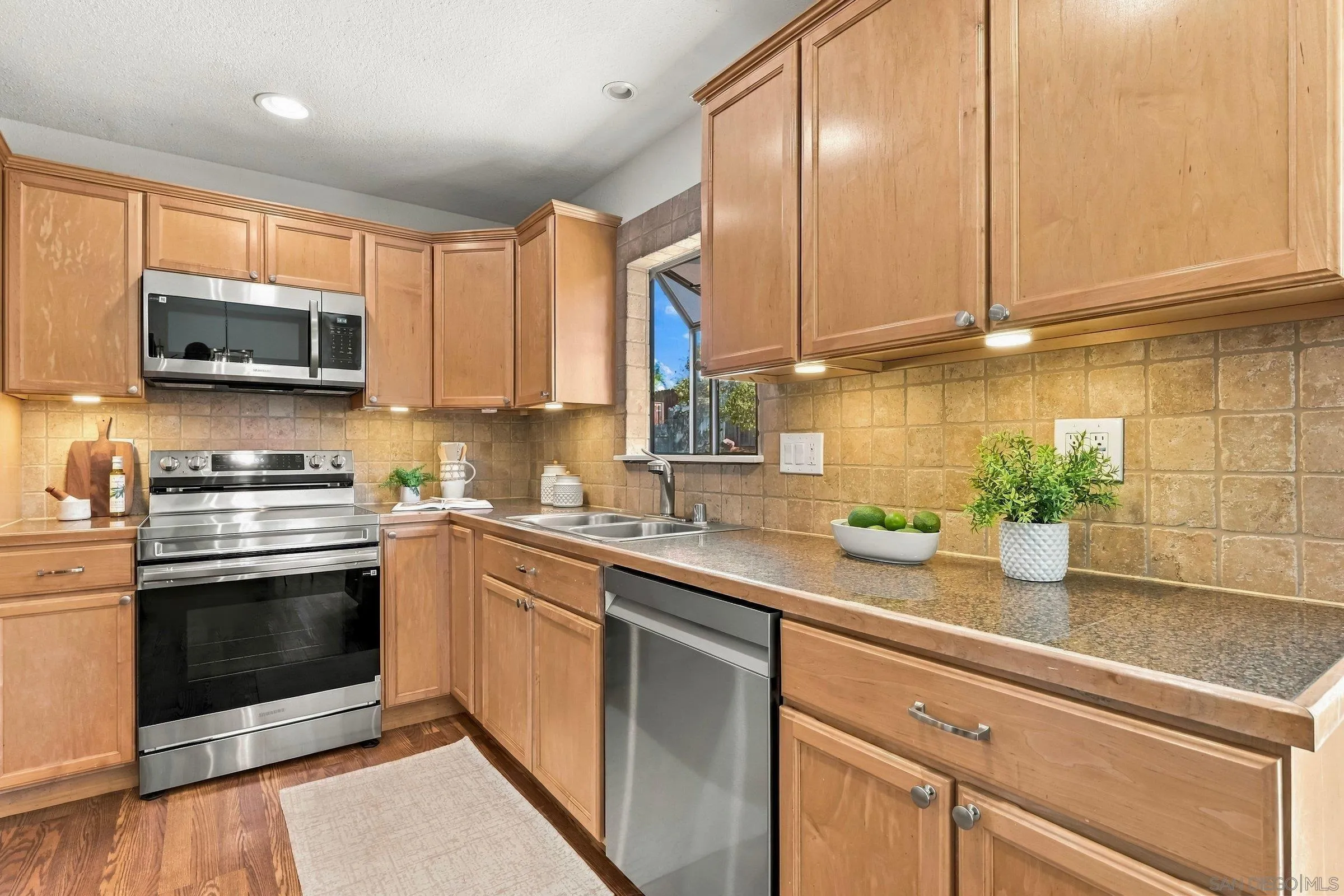 https://cdn.realtyfeed.com/cdn/127/260024901/9dfdc2aa79f0472ec8f565337af92231.webp