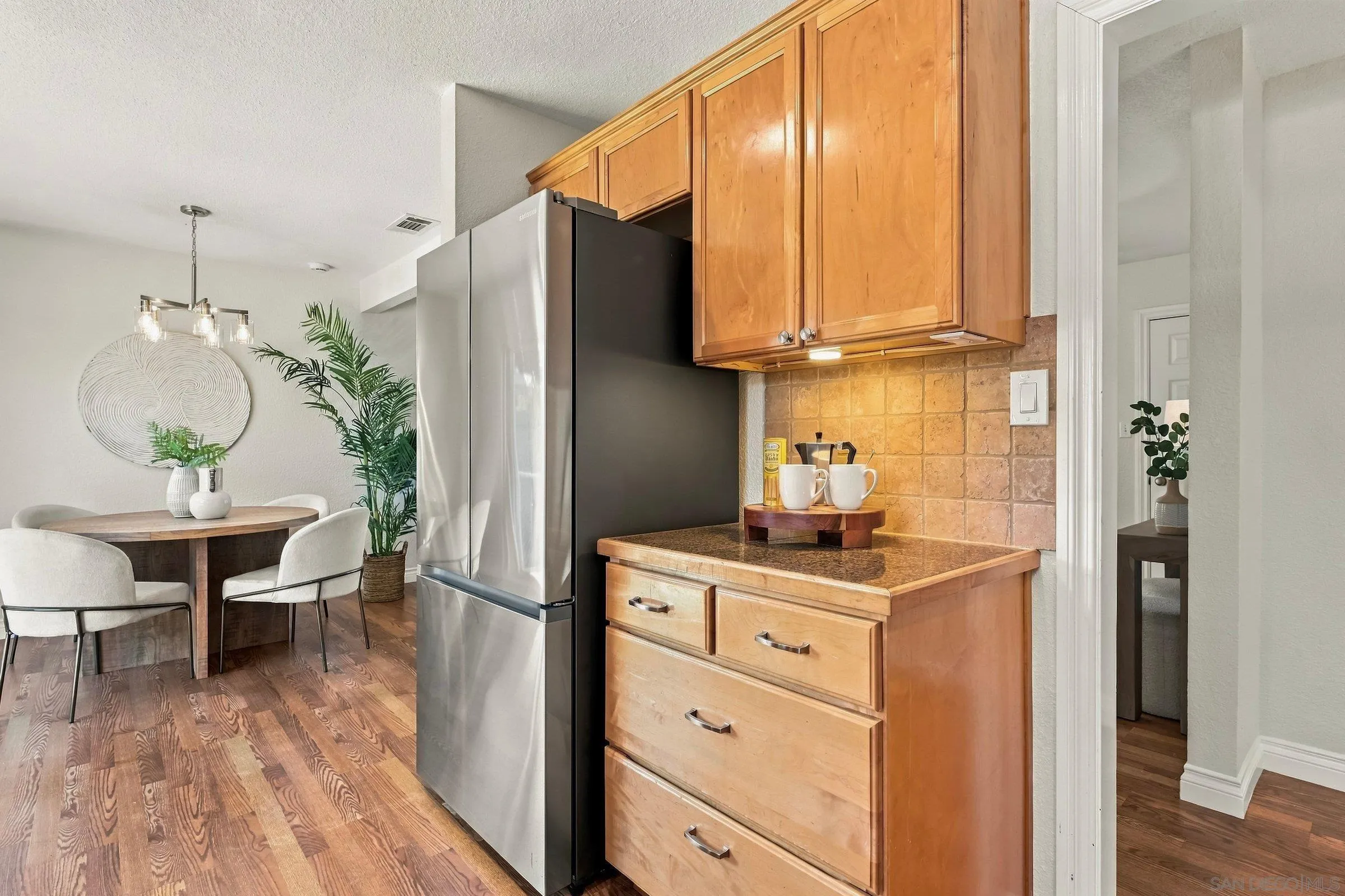 https://cdn.realtyfeed.com/cdn/127/260024901/d16560c2d6dff9dc45edbbf1c02b0c74.webp