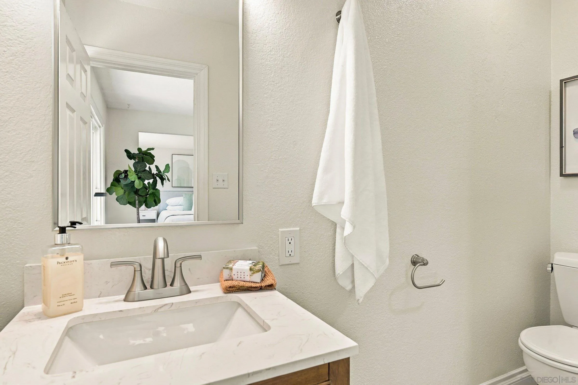 https://cdn.realtyfeed.com/cdn/127/260024901/f131d6bc119a51c01bdad943854dda44.webp