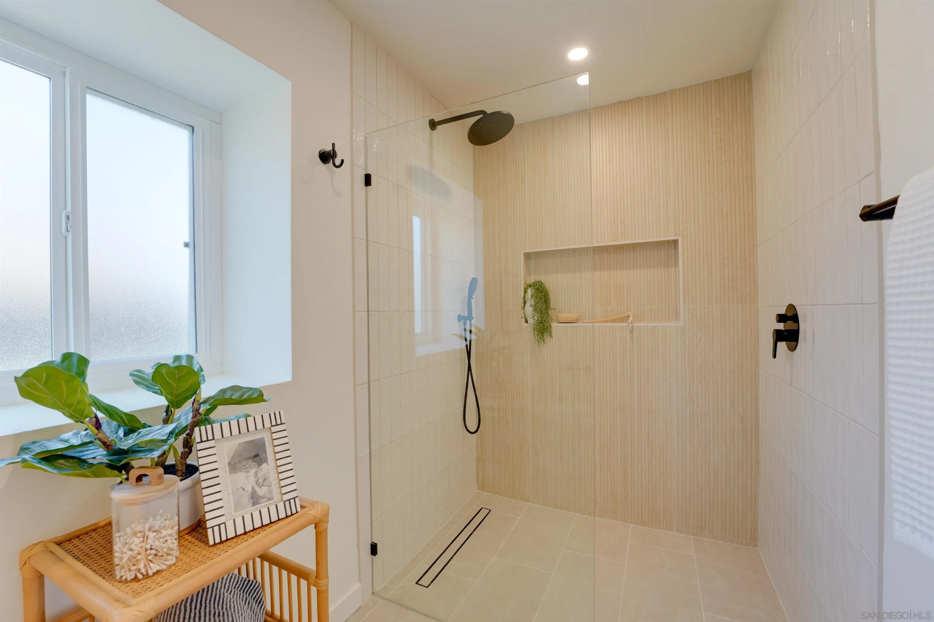 https://cdn.realtyfeed.com/cdn/127/260024906/38ef449ebed840b8a7f363e6c1bd8979.webp