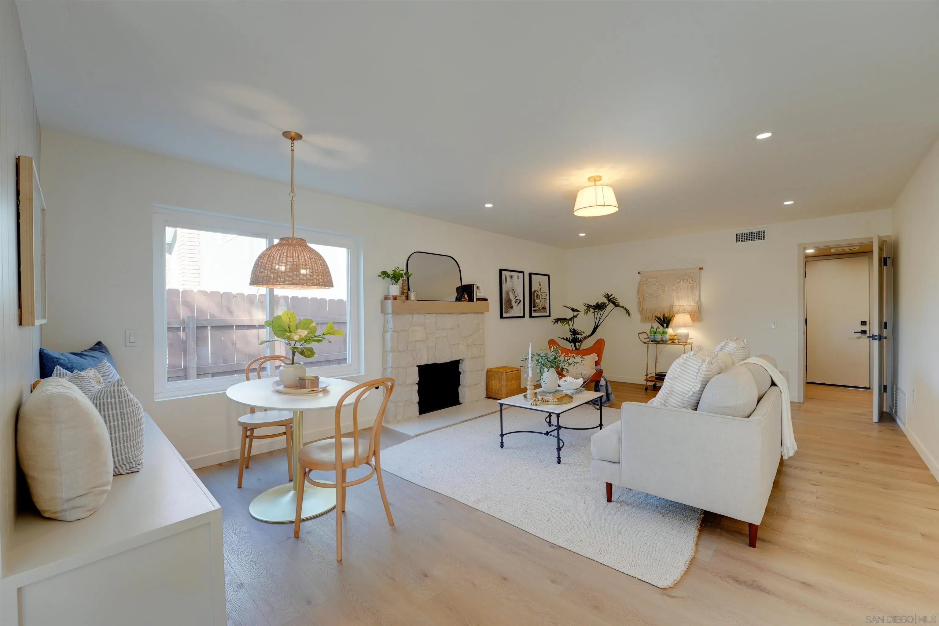 https://cdn.realtyfeed.com/cdn/127/260024906/7be8f2dfd17c2f86e2d1c9e85af9a0c2.webp