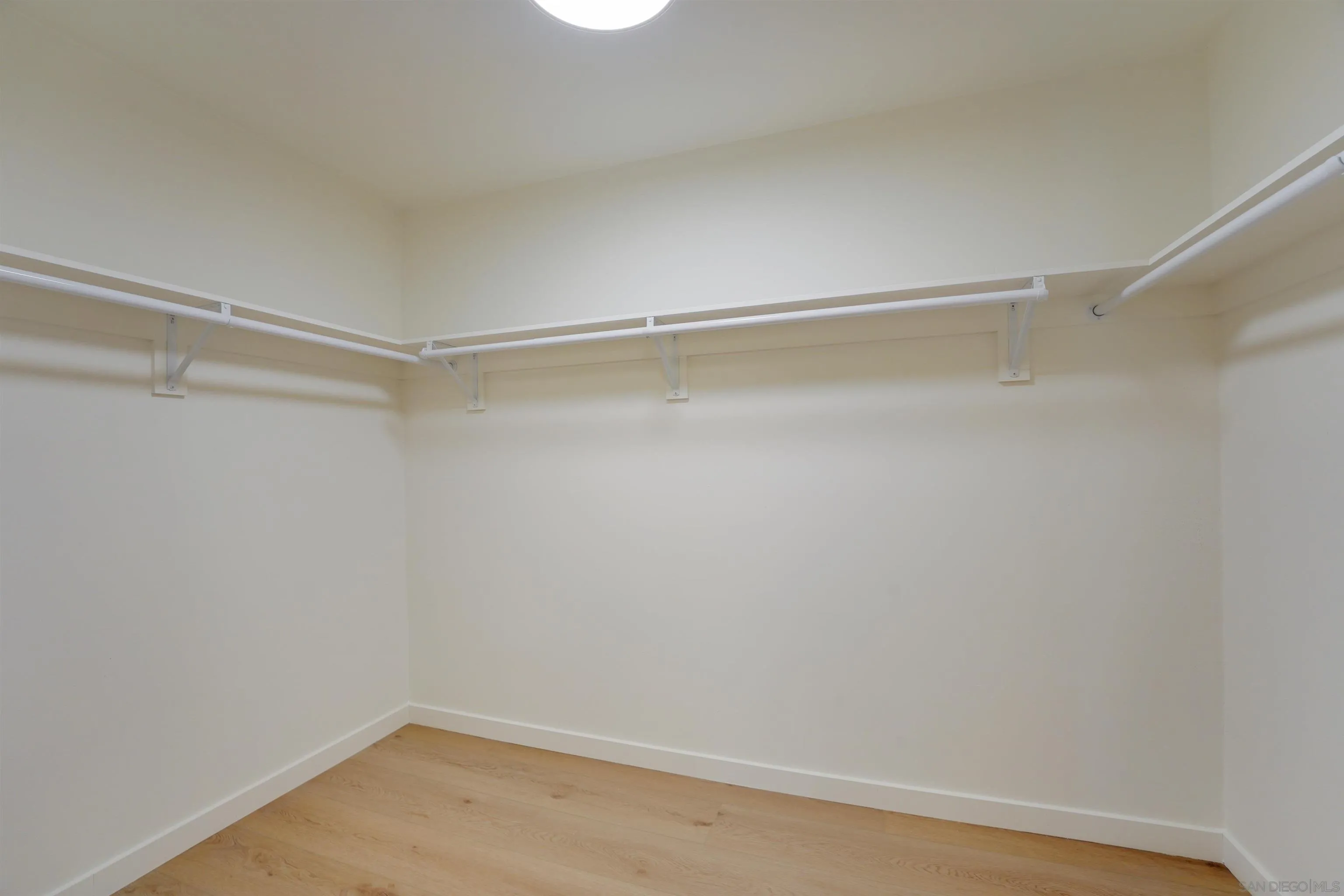 https://cdn.realtyfeed.com/cdn/127/260024906/cb0187dd23fe822d9f8452f5d8993eea.webp
