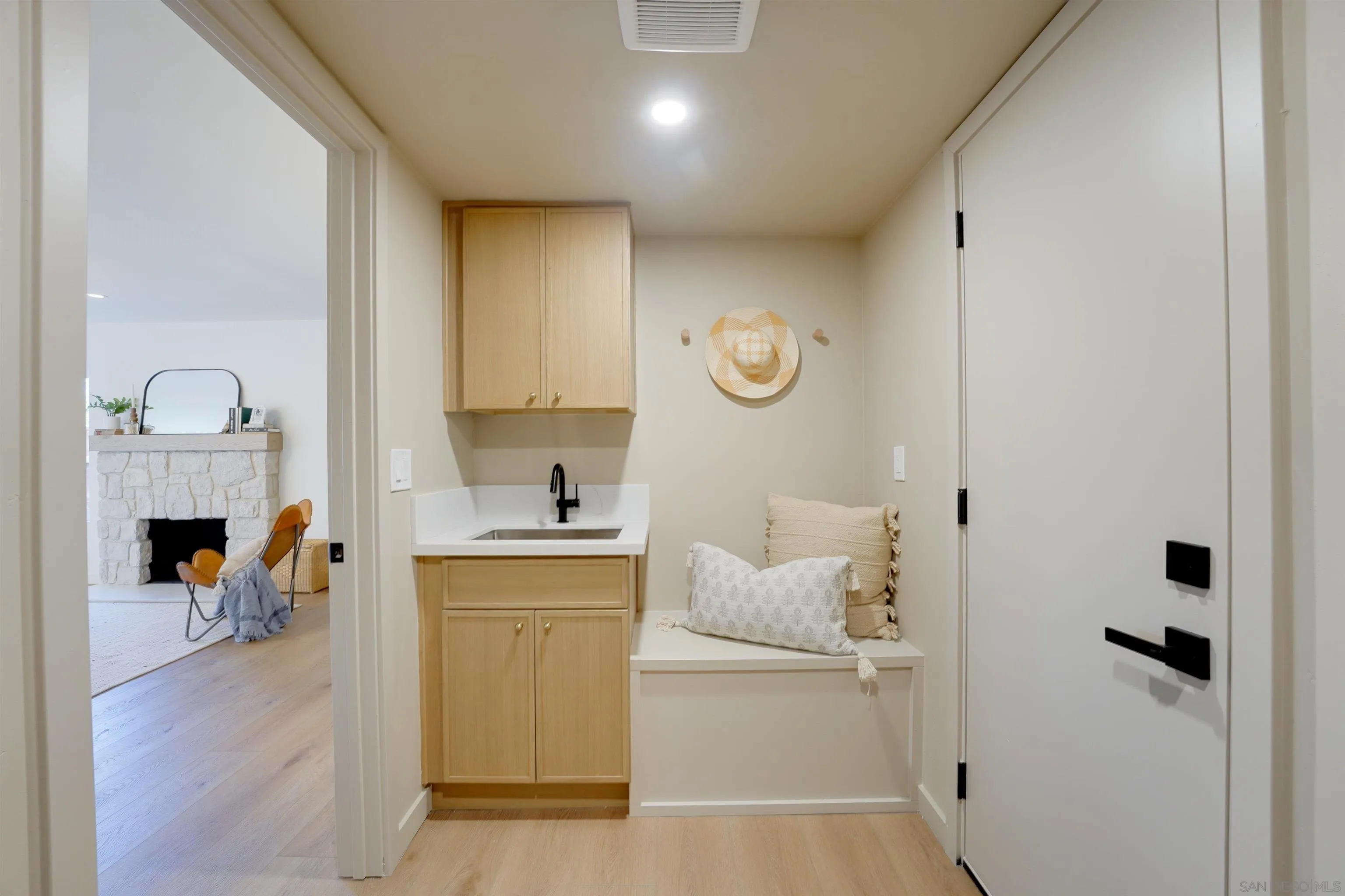 https://cdn.realtyfeed.com/cdn/127/260024906/d4026c9e09fc2df83aa1952d5342bd06.webp
