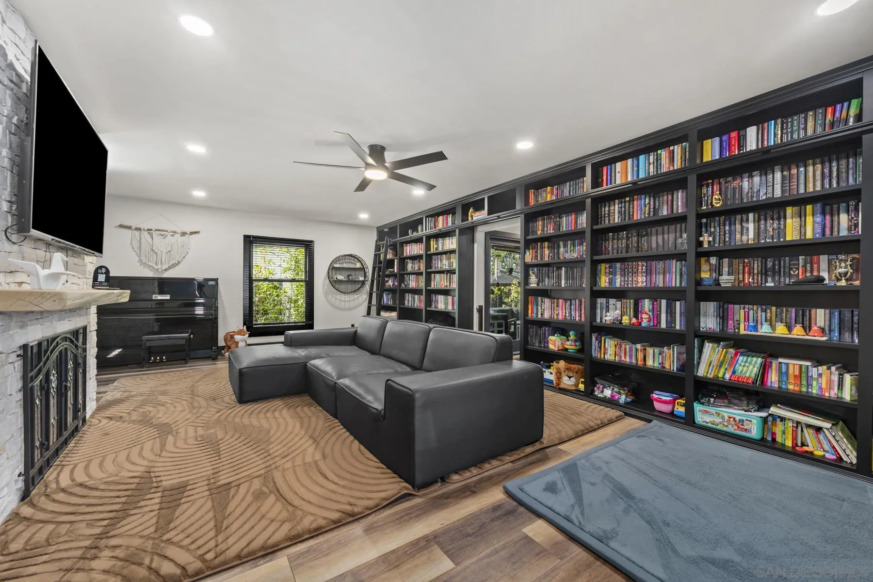 https://cdn.realtyfeed.com/cdn/127/260024937/1a93157e5e3f4c365244374c0dd68b11.webp