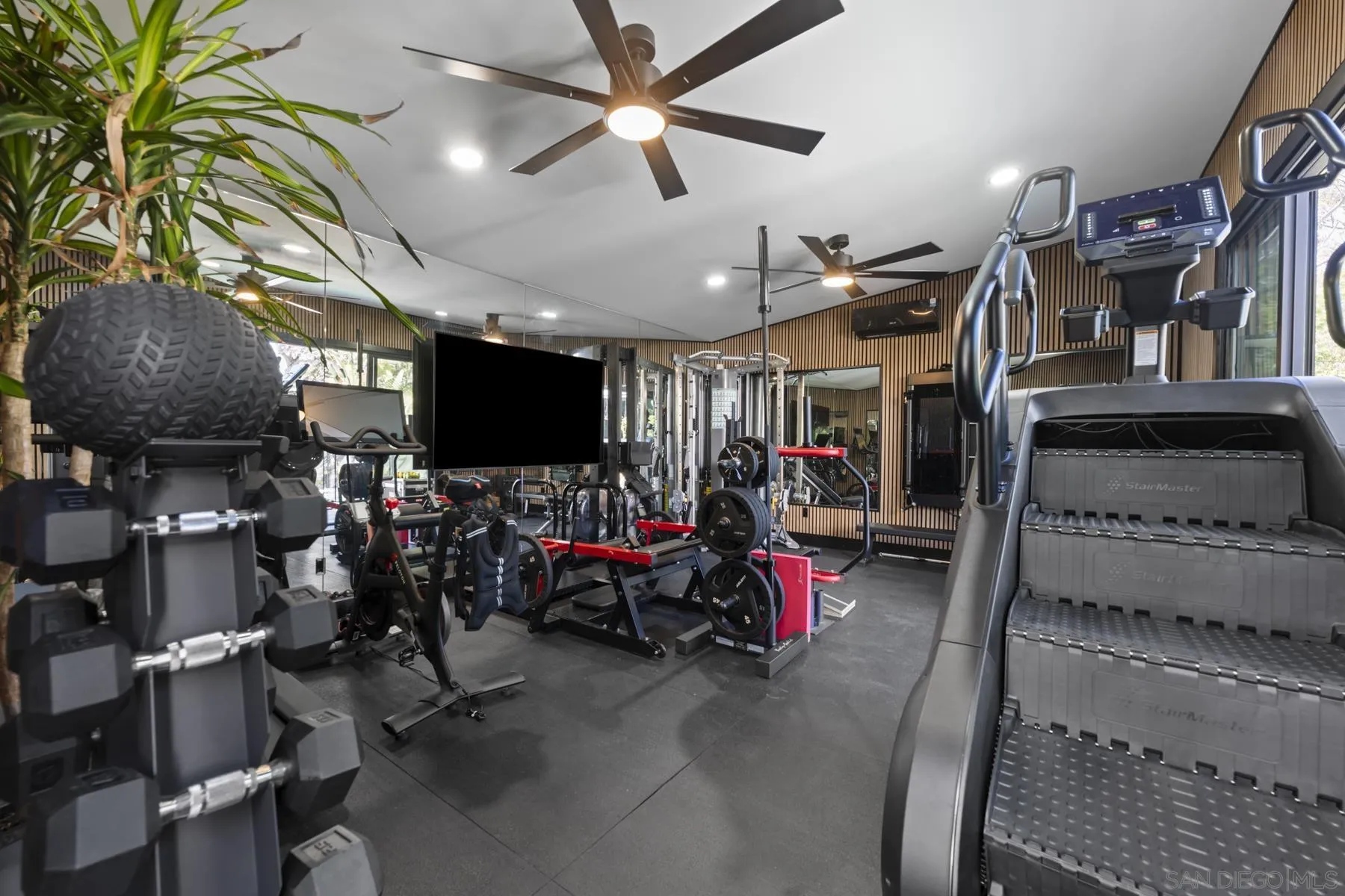 https://cdn.realtyfeed.com/cdn/127/260024937/cd9f948104f05916d3b510292bc2b3a8.webp