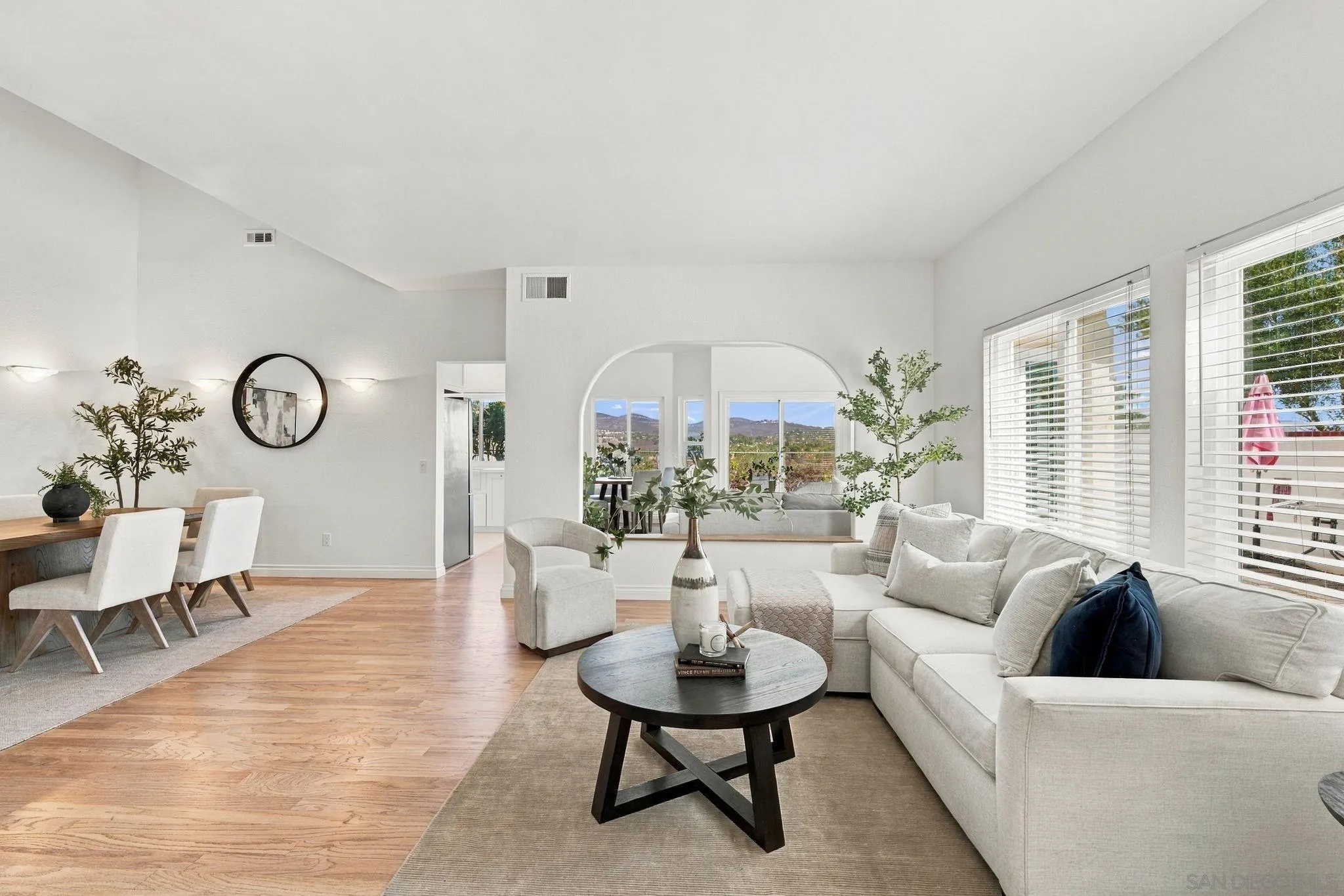 https://cdn.realtyfeed.com/cdn/127/260024945/2ba6129334fbd9bc64136d69b31195a3.webp