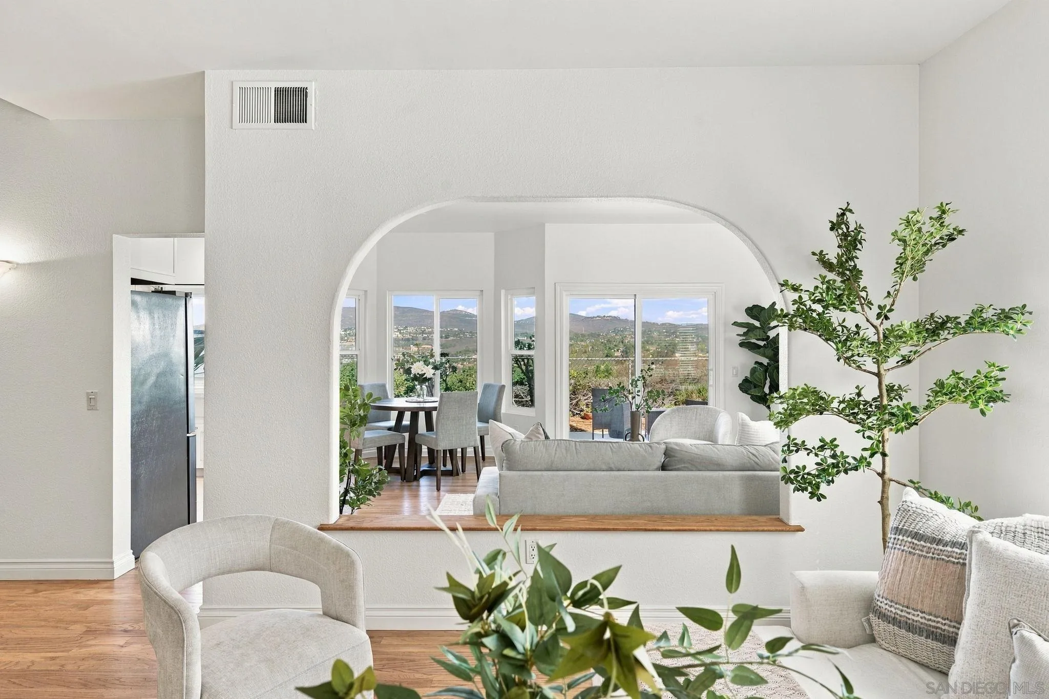 https://cdn.realtyfeed.com/cdn/127/260024945/33045f4c3c7b27608712ad7044686024.webp