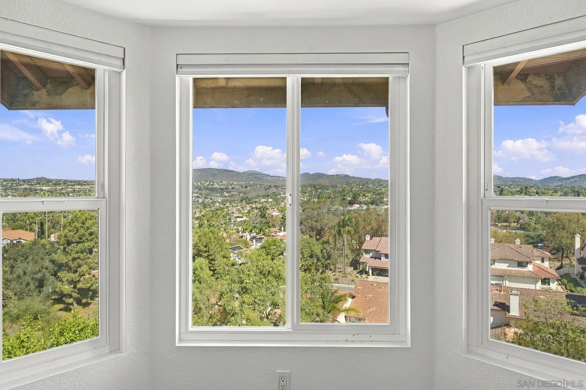 https://cdn.realtyfeed.com/cdn/127/260024945/684c74813d15c9491472e74feeb41e85.webp
