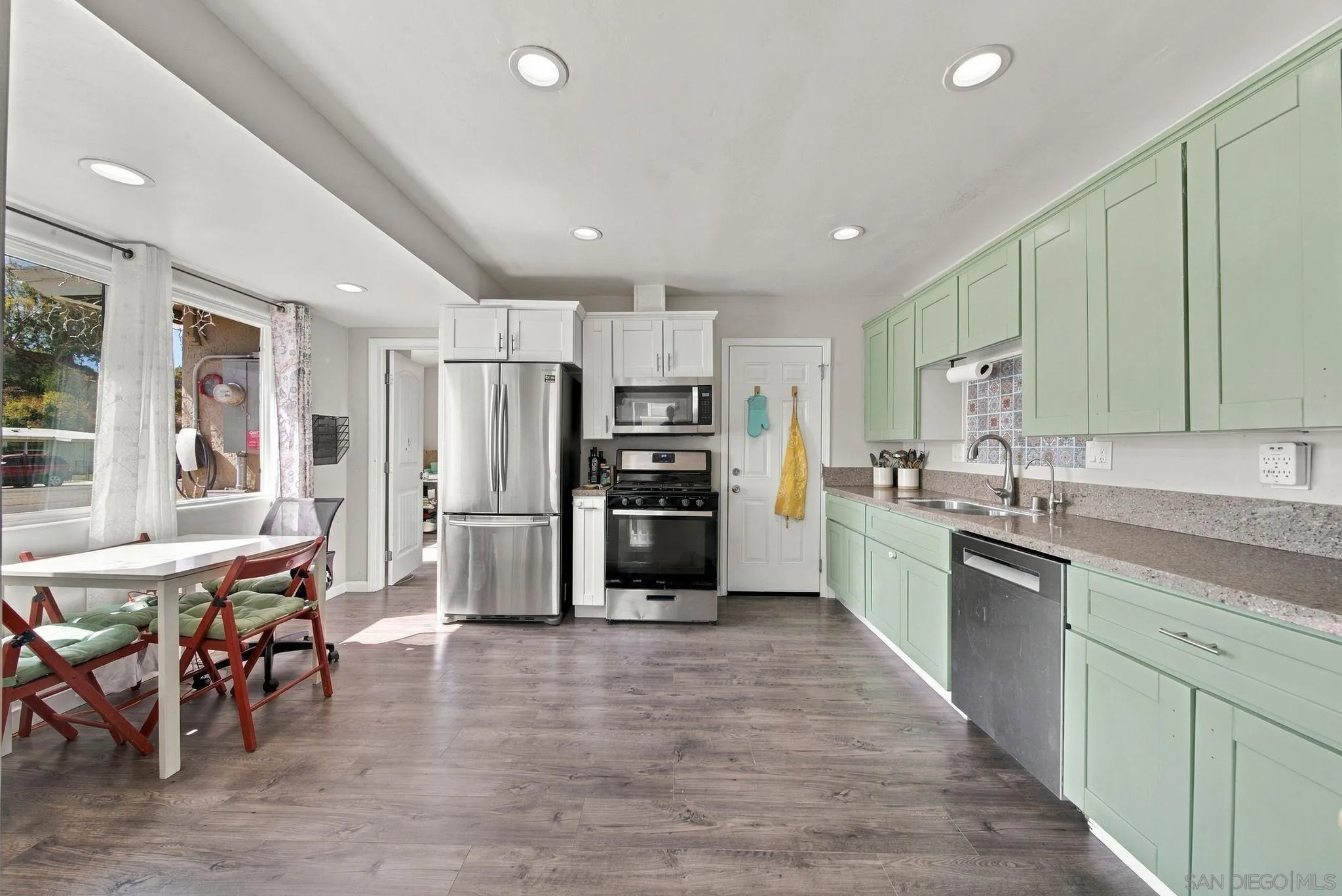 https://cdn.realtyfeed.com/cdn/127/260024960/bc92ebd216e26c0c18f7db908c3d411f.webp