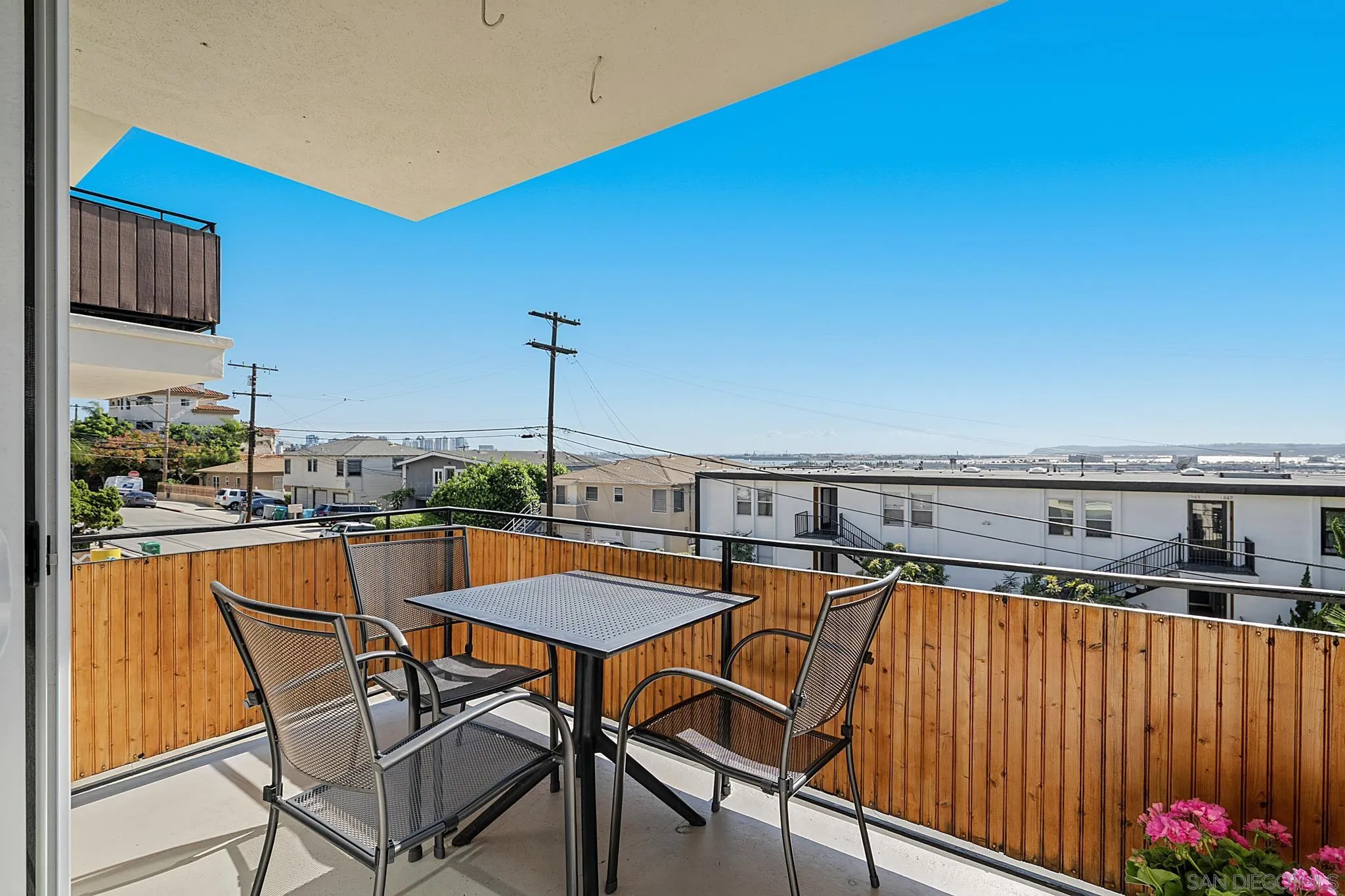 https://cdn.realtyfeed.com/cdn/127/260024983/1a8945822e68cf8dd39244d0323cd44c.webp