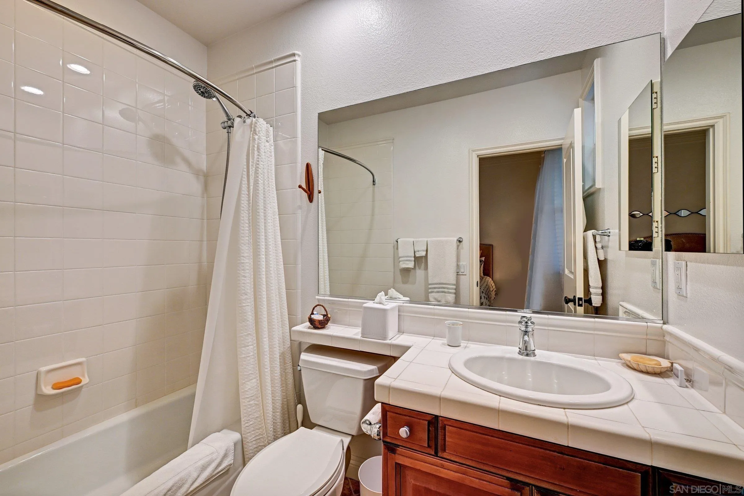 https://cdn.realtyfeed.com/cdn/127/260025010/2da9125de8c94ca8a62b36c749e18070.webp