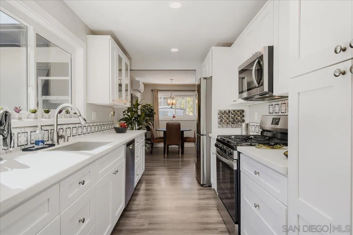 4902 Chateau Drive, San Diego, CA 92117 4902 Chateau Drive, San Diego, CA 92117