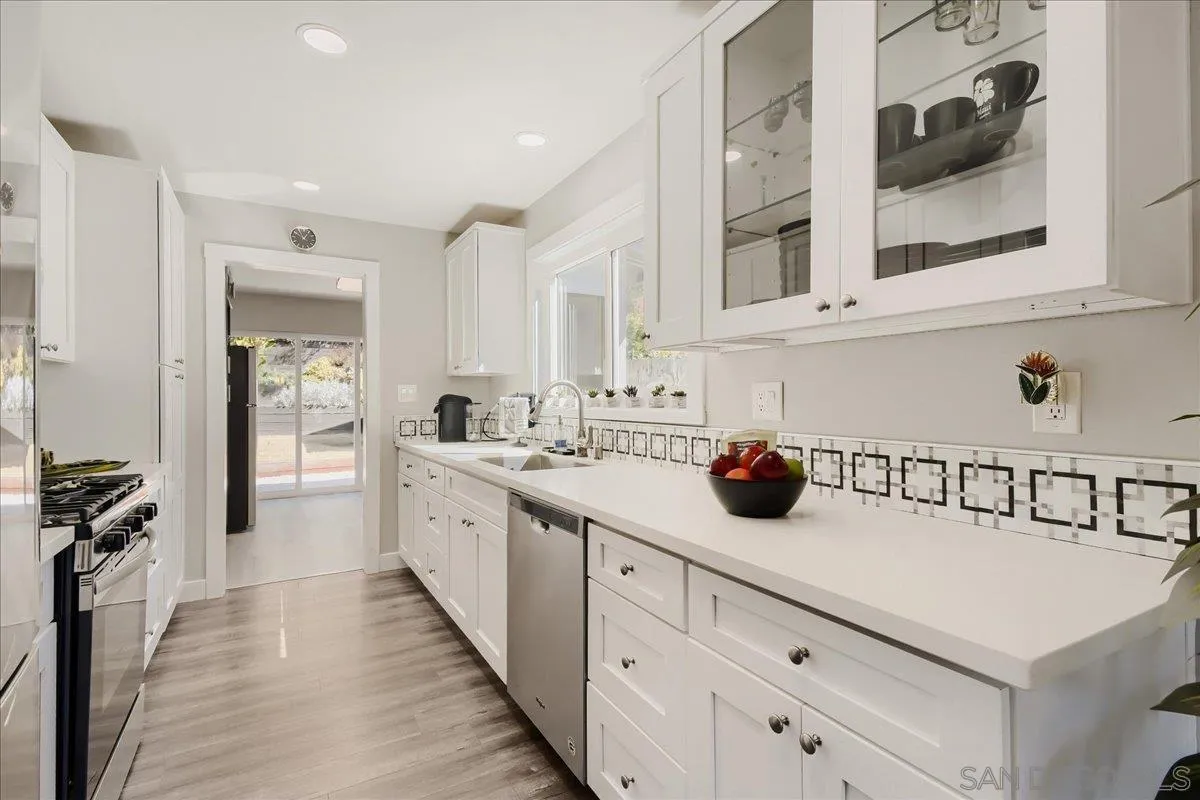 4902 Chateau Drive, San Diego, CA 92117 4902 Chateau Drive, San Diego, CA 92117