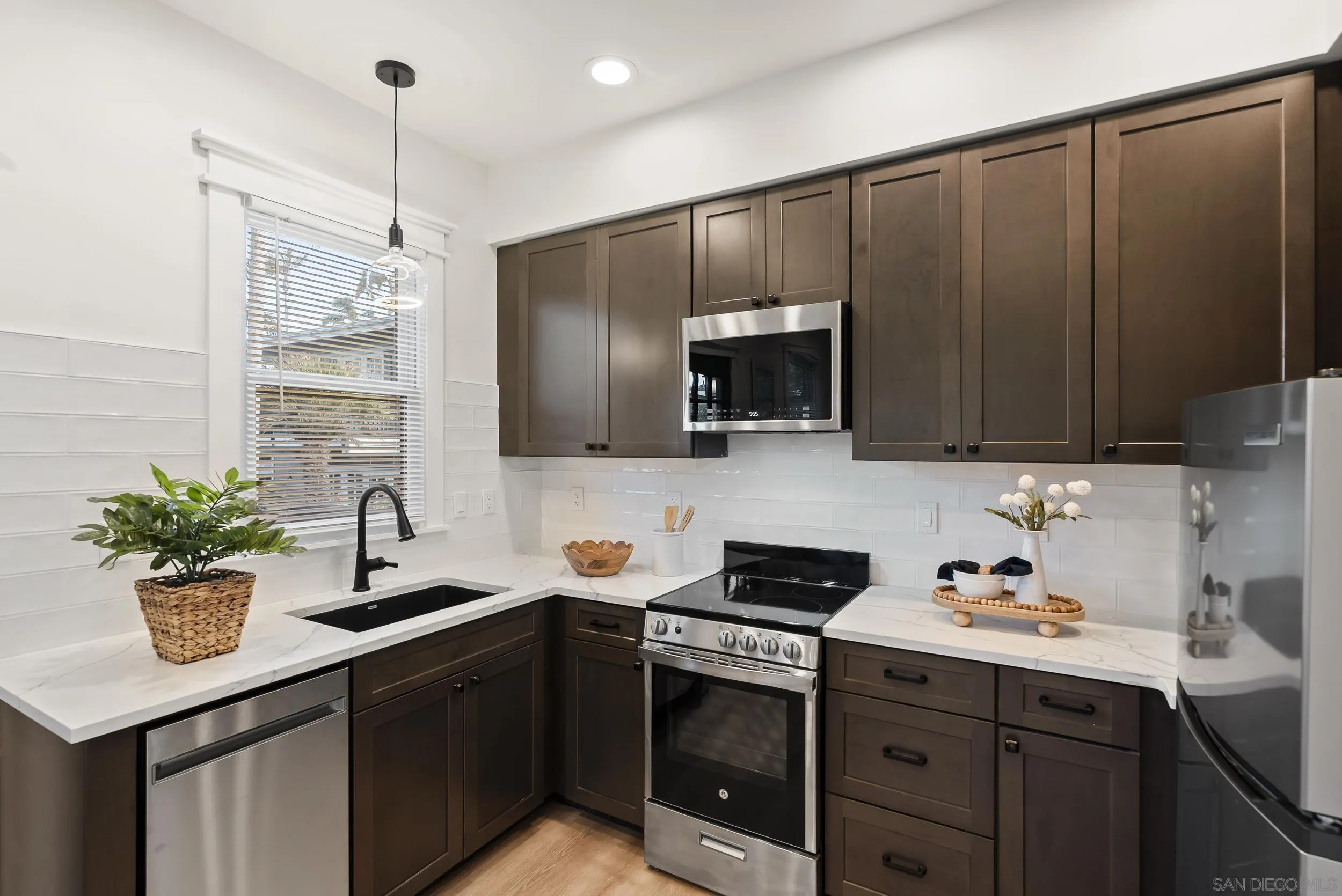 https://cdn.realtyfeed.com/cdn/127/260025015/71529e1df00128d0b7305b5ae02eab00.webp