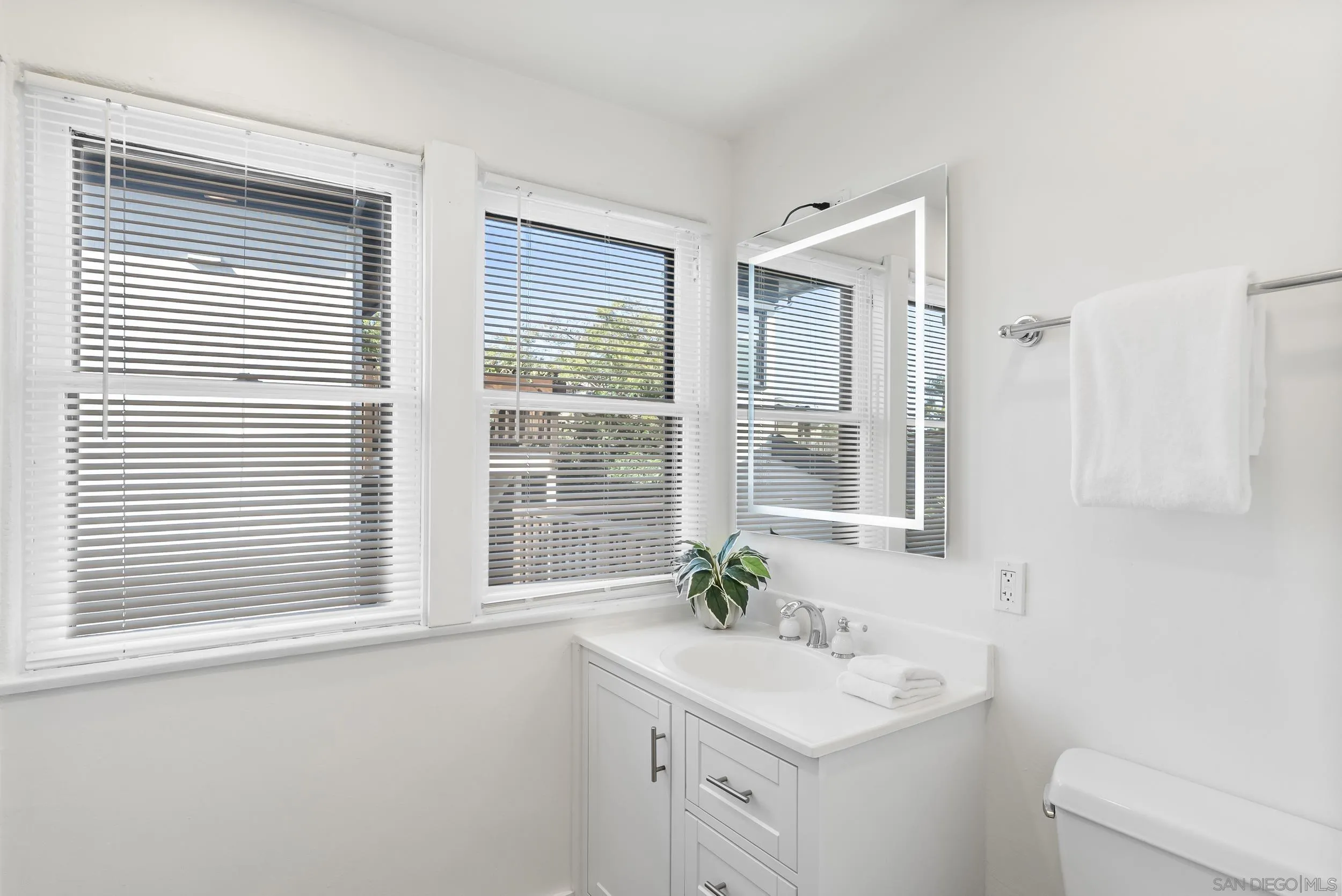 https://cdn.realtyfeed.com/cdn/127/260025015/7b6a8472fa8bbee1abc81d197e36e1d9.webp
