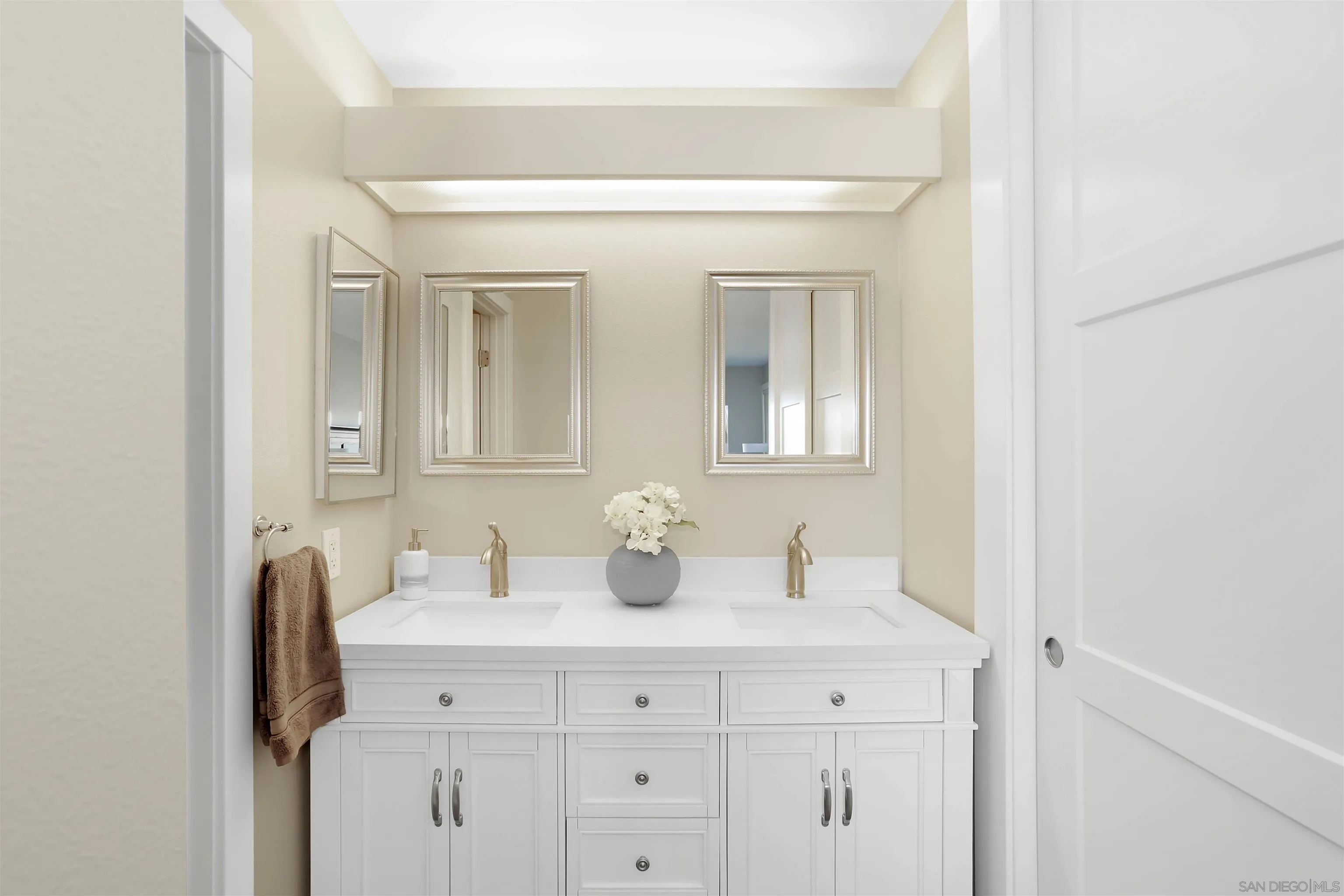 https://cdn.realtyfeed.com/cdn/127/260025016/5419209c78a758495ecba0d0805dca4c.webp