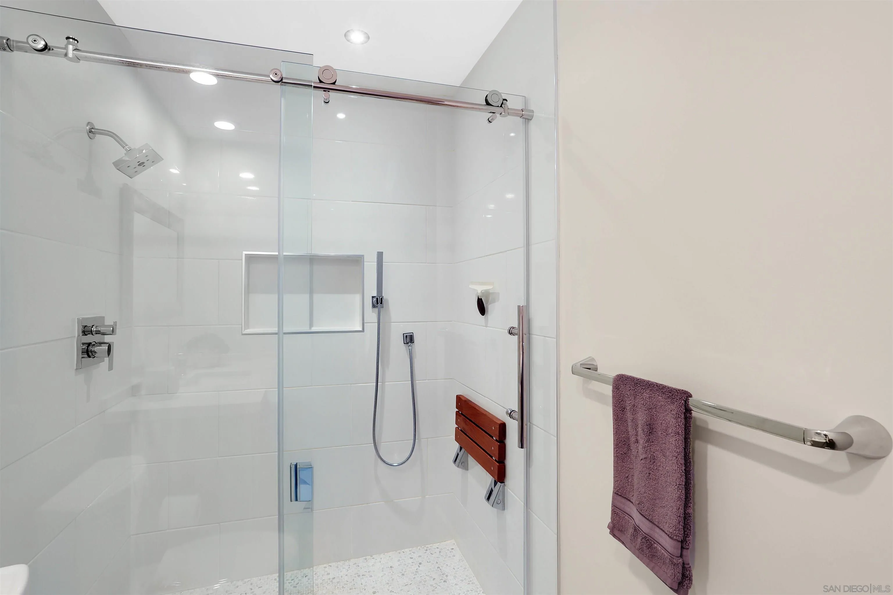 https://cdn.realtyfeed.com/cdn/127/260025016/e8d4d2d1865354bca27f84c55458a1d5.webp
