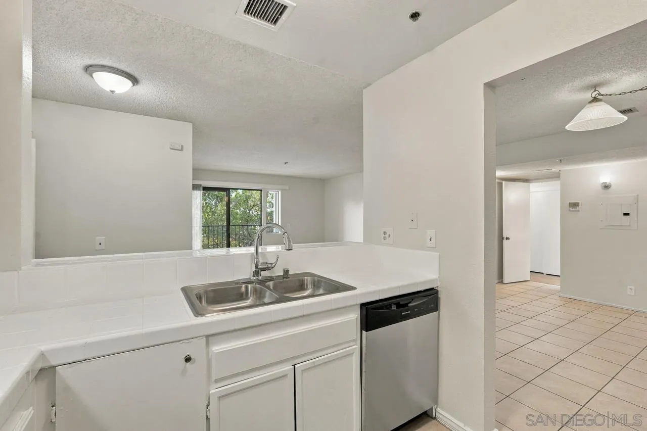 https://cdn.realtyfeed.com/cdn/127/260025026/04f6dbb8d2f38b3fd32b89d00e5706bd.webp