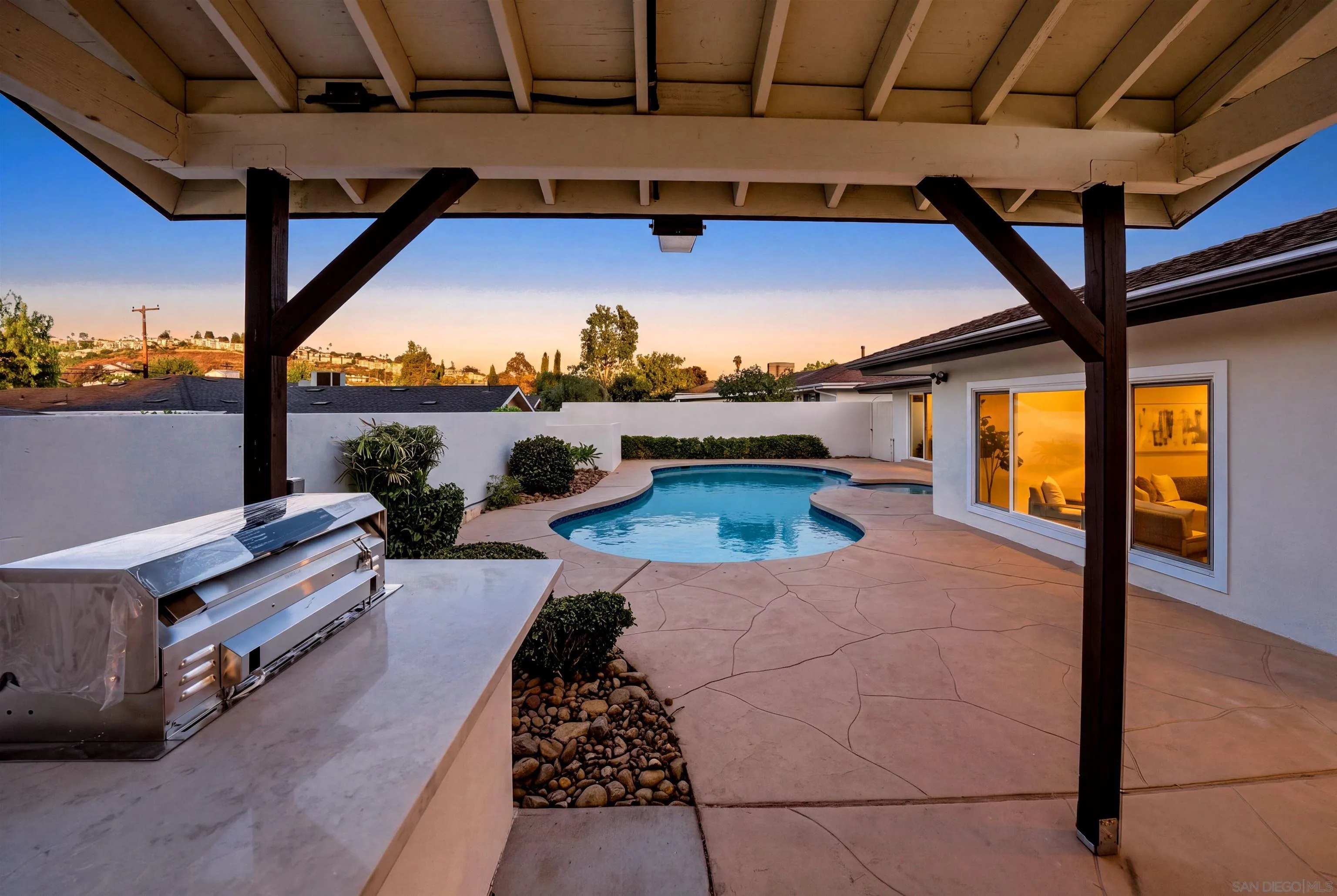 https://cdn.realtyfeed.com/cdn/127/260025056/19ca209cf9ba0395507f526a67acf1e6.webp