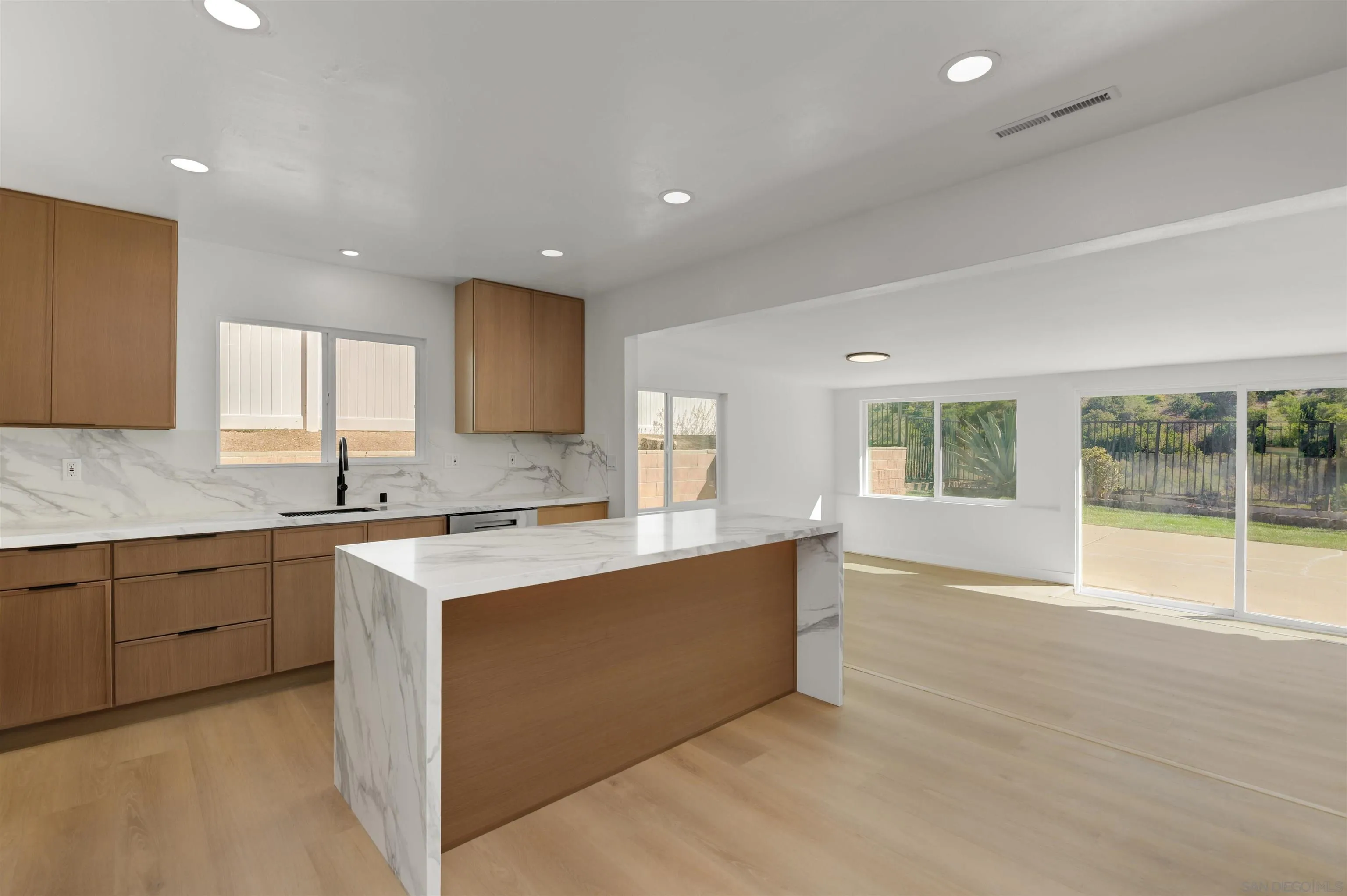 https://cdn.realtyfeed.com/cdn/127/260025063/8fd7cea41ac2250b2b40e6cc3bc3dc12.webp