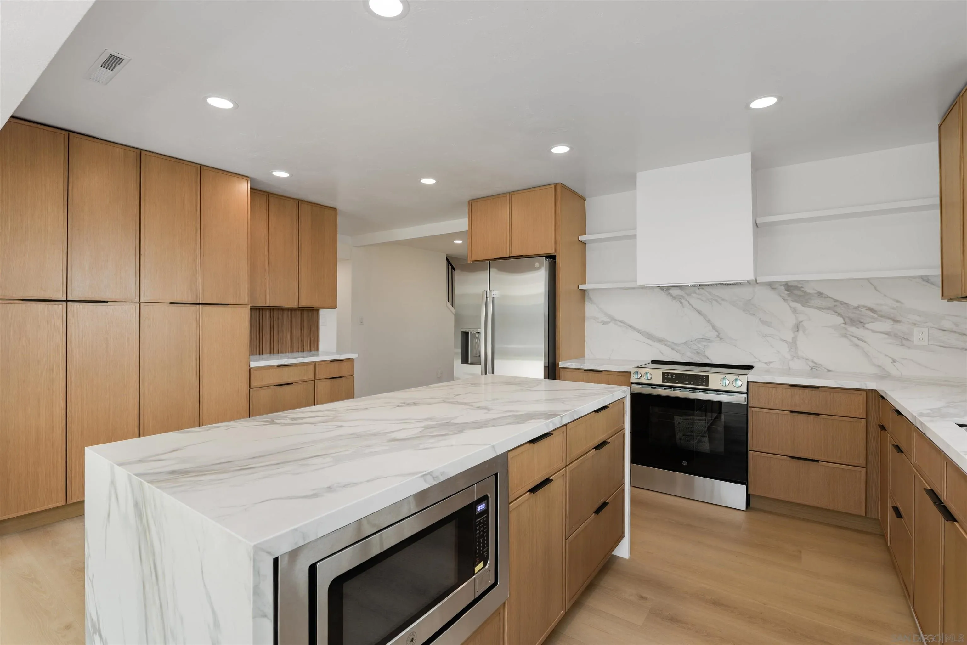 https://cdn.realtyfeed.com/cdn/127/260025063/bc9cae3ec1e76ebc7131a3d1a25b7256.webp