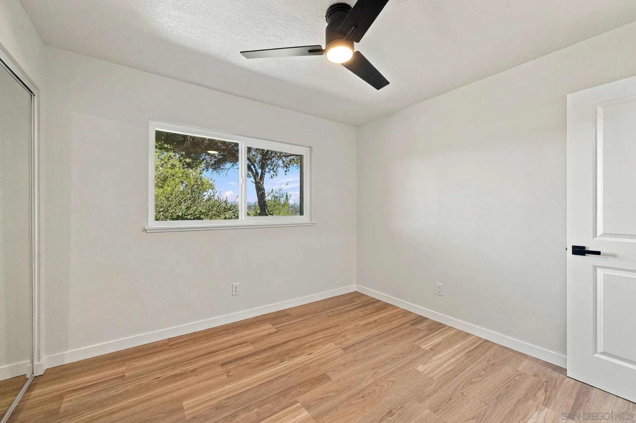 https://cdn.realtyfeed.com/cdn/127/260025087/afd39c80be074bbd66f76d11a7f5a659.webp