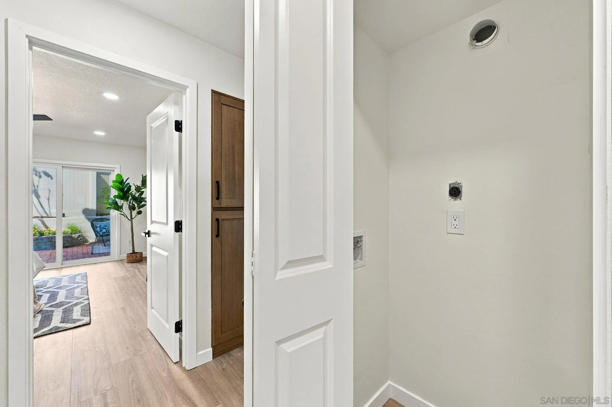 https://cdn.realtyfeed.com/cdn/127/260025087/b9fb7c22b5f7a6a3397de1ef7029cd4b.webp