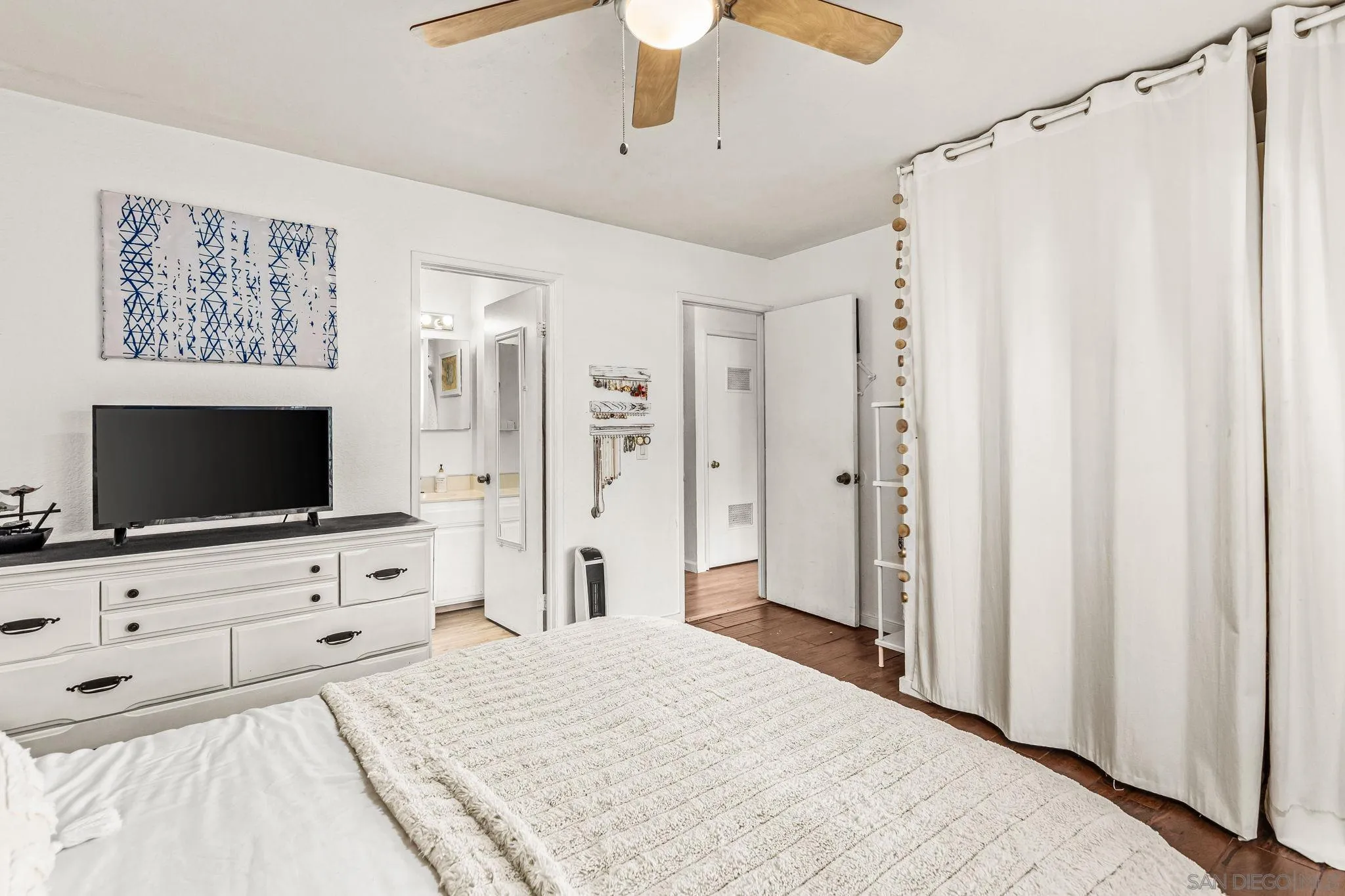 https://cdn.realtyfeed.com/cdn/127/2600251/2beae48e9ac083b77215b9ba9b34e6ba.webp