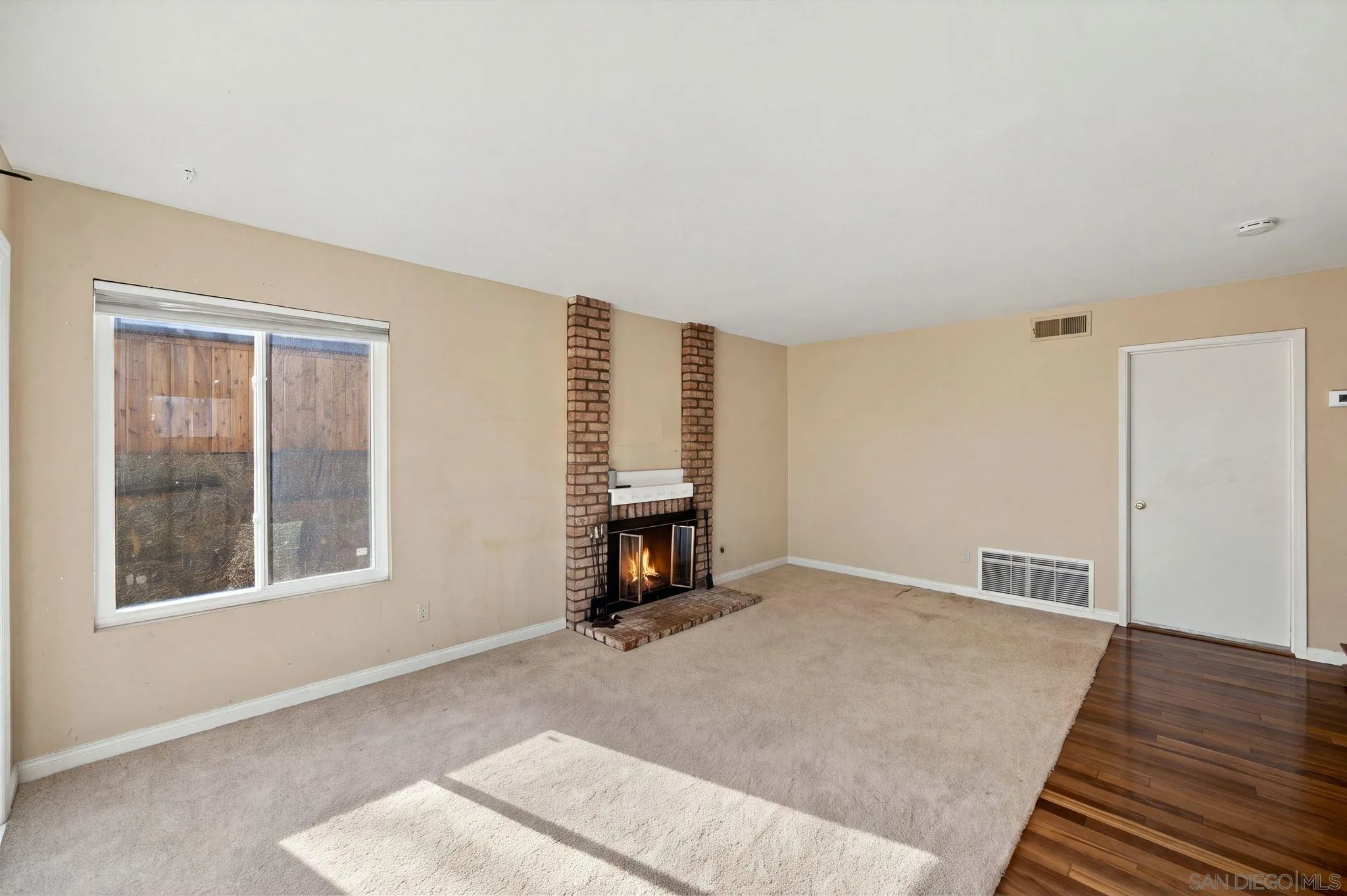 https://cdn.realtyfeed.com/cdn/127/260025100/08ae2d9a8431078a46cbd5c770434169.webp
