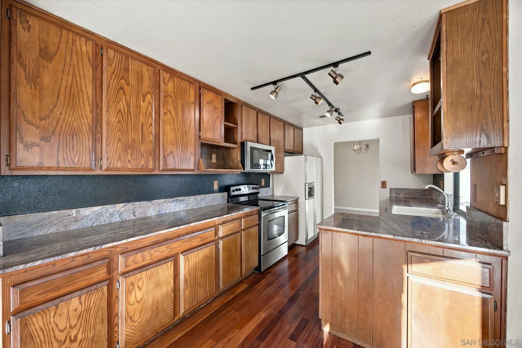 https://cdn.realtyfeed.com/cdn/127/260025100/0a284be5cb45da496012ed940542e4d5.webp