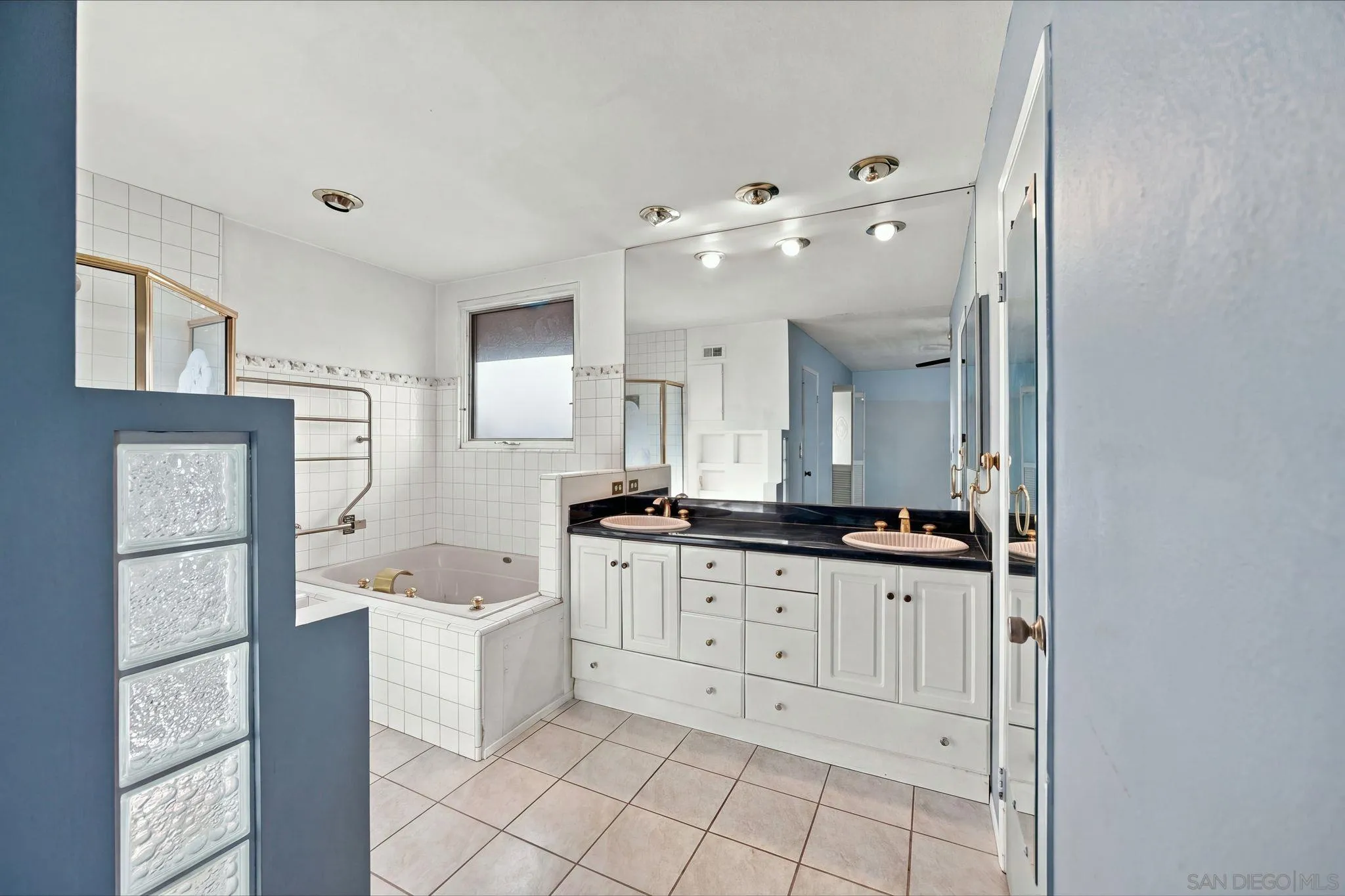 https://cdn.realtyfeed.com/cdn/127/260025100/20eb8aabd4af9377ce390b6372d233a1.webp