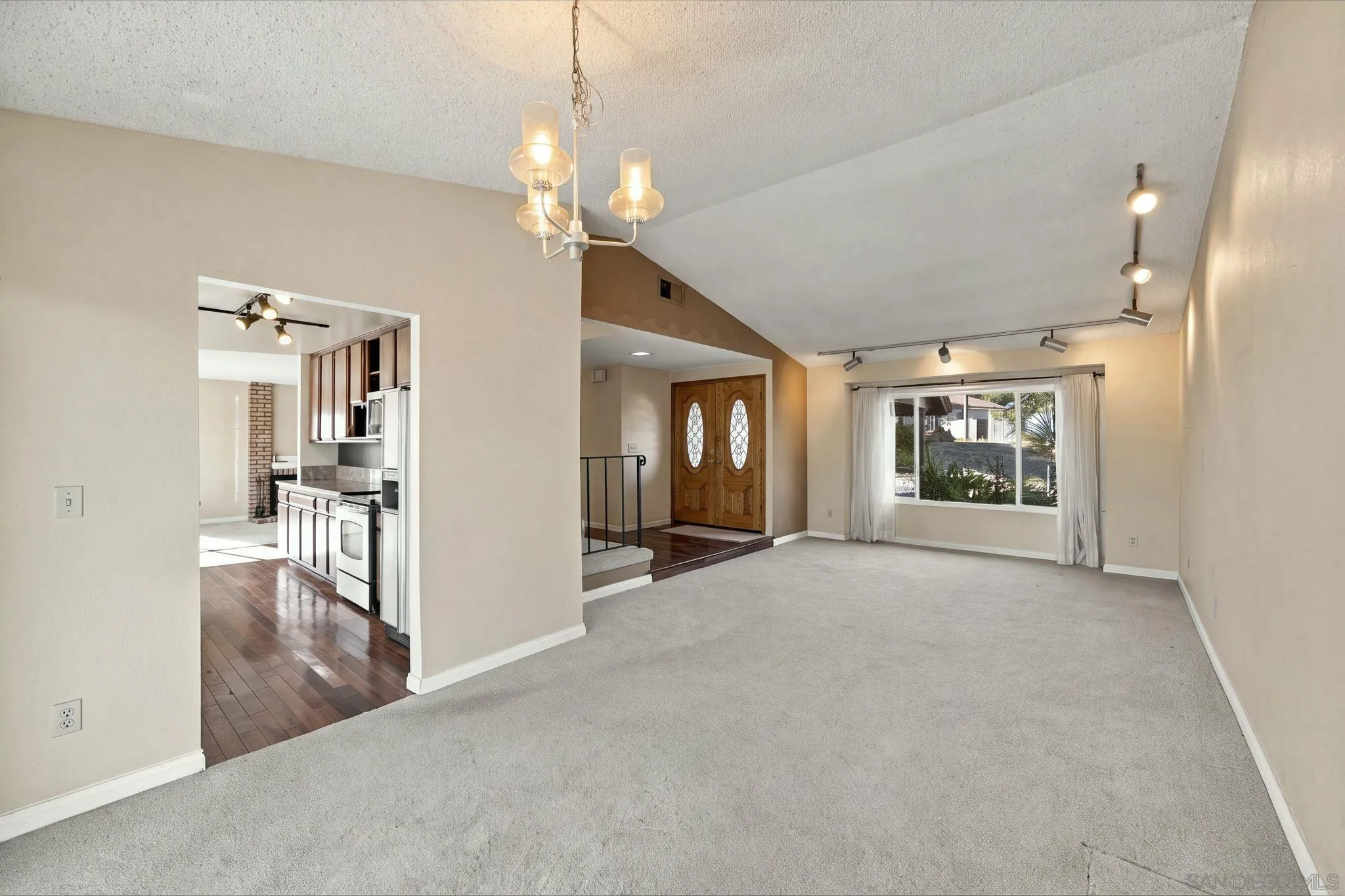 https://cdn.realtyfeed.com/cdn/127/260025100/ad489029585144243ea24670567b0cc4.webp
