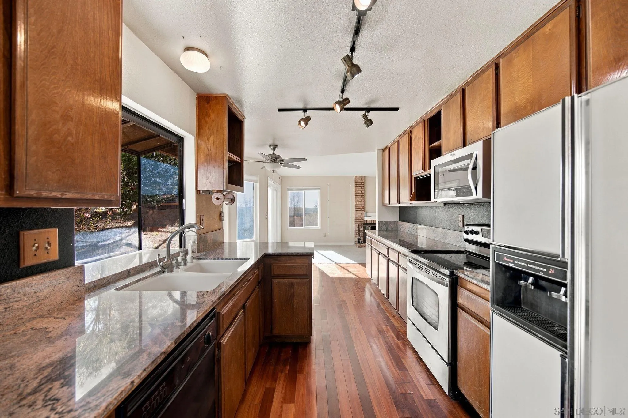 https://cdn.realtyfeed.com/cdn/127/260025100/c72f1c41a7eedcfa50e8fee7b3f05775.webp