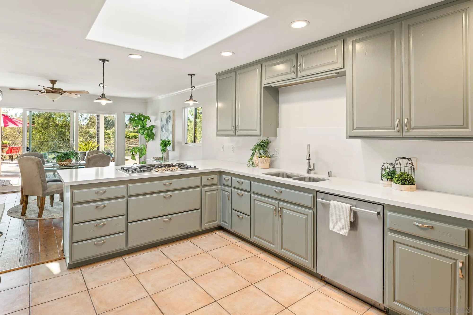https://cdn.realtyfeed.com/cdn/127/260025103/696619366677f565e4168ec46ed4c7d9.webp