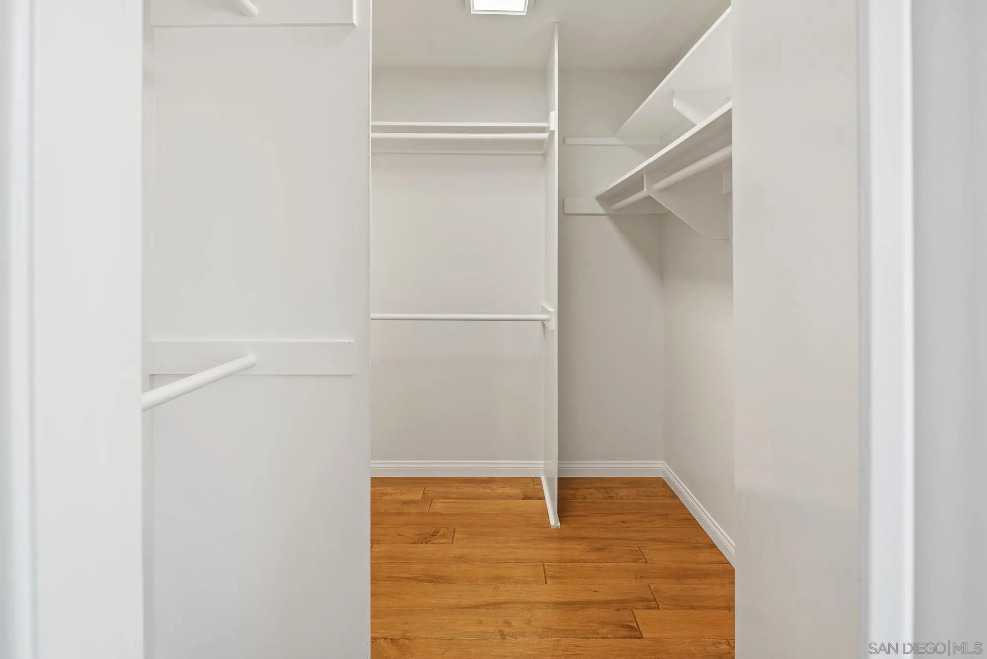 https://cdn.realtyfeed.com/cdn/127/260025103/7b1057e9eb4648b8763cc259f1d4ad40.webp