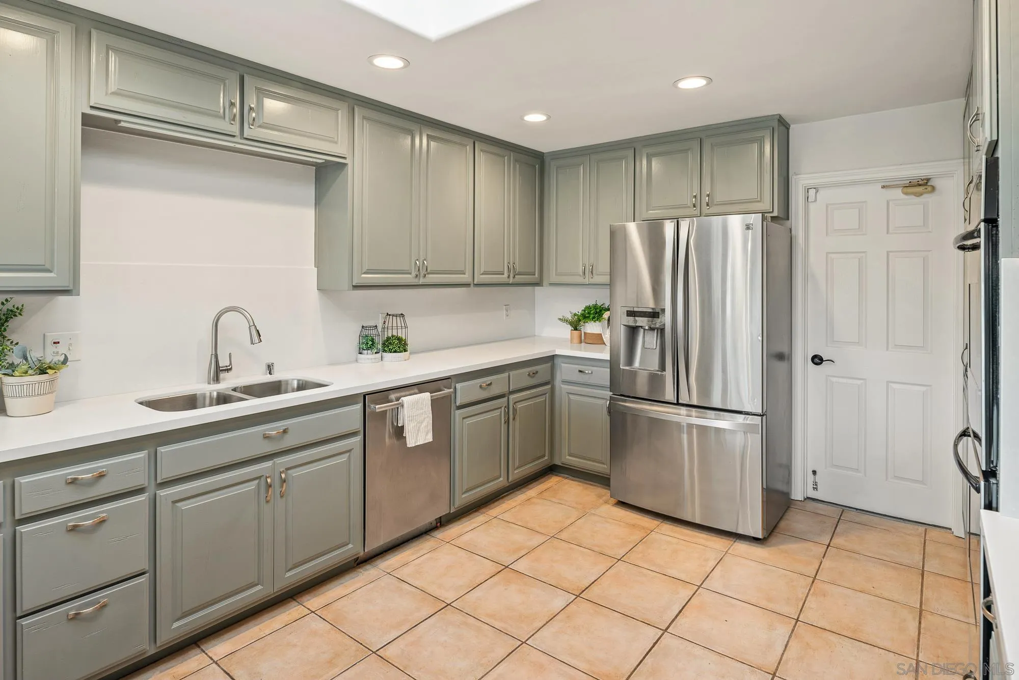 https://cdn.realtyfeed.com/cdn/127/260025103/83ac9651cec5fa4c75ef950851c36a69.webp