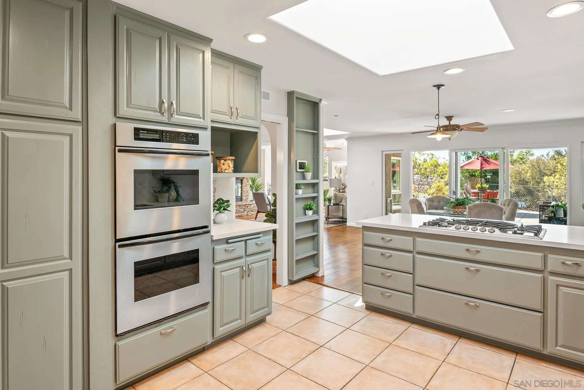 https://cdn.realtyfeed.com/cdn/127/260025103/bd51643a2f0ea14e252ca91aa626ef10.webp