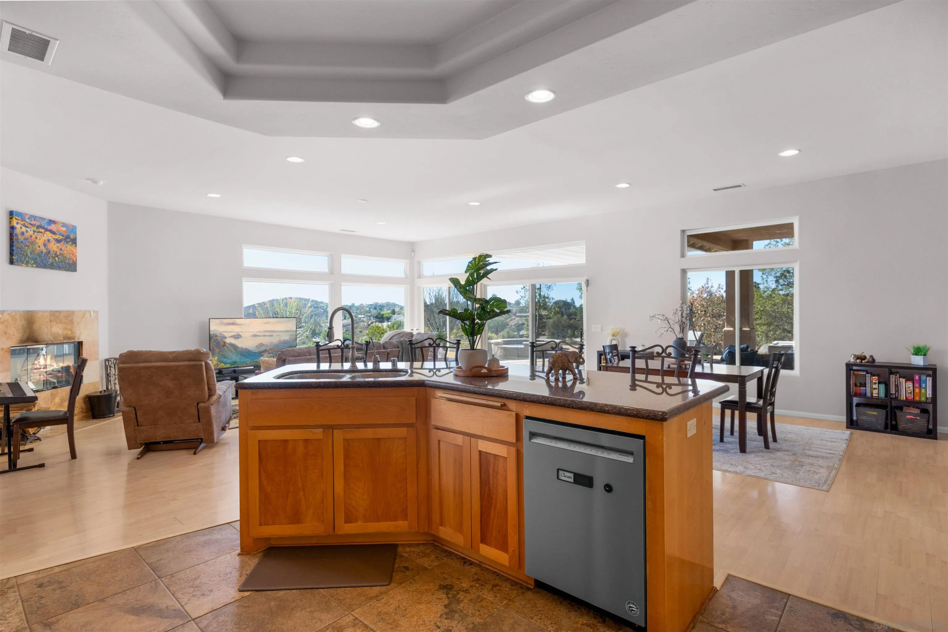 https://cdn.realtyfeed.com/cdn/127/260025117/e47e942fff2dcea989836b01398ec651.webp