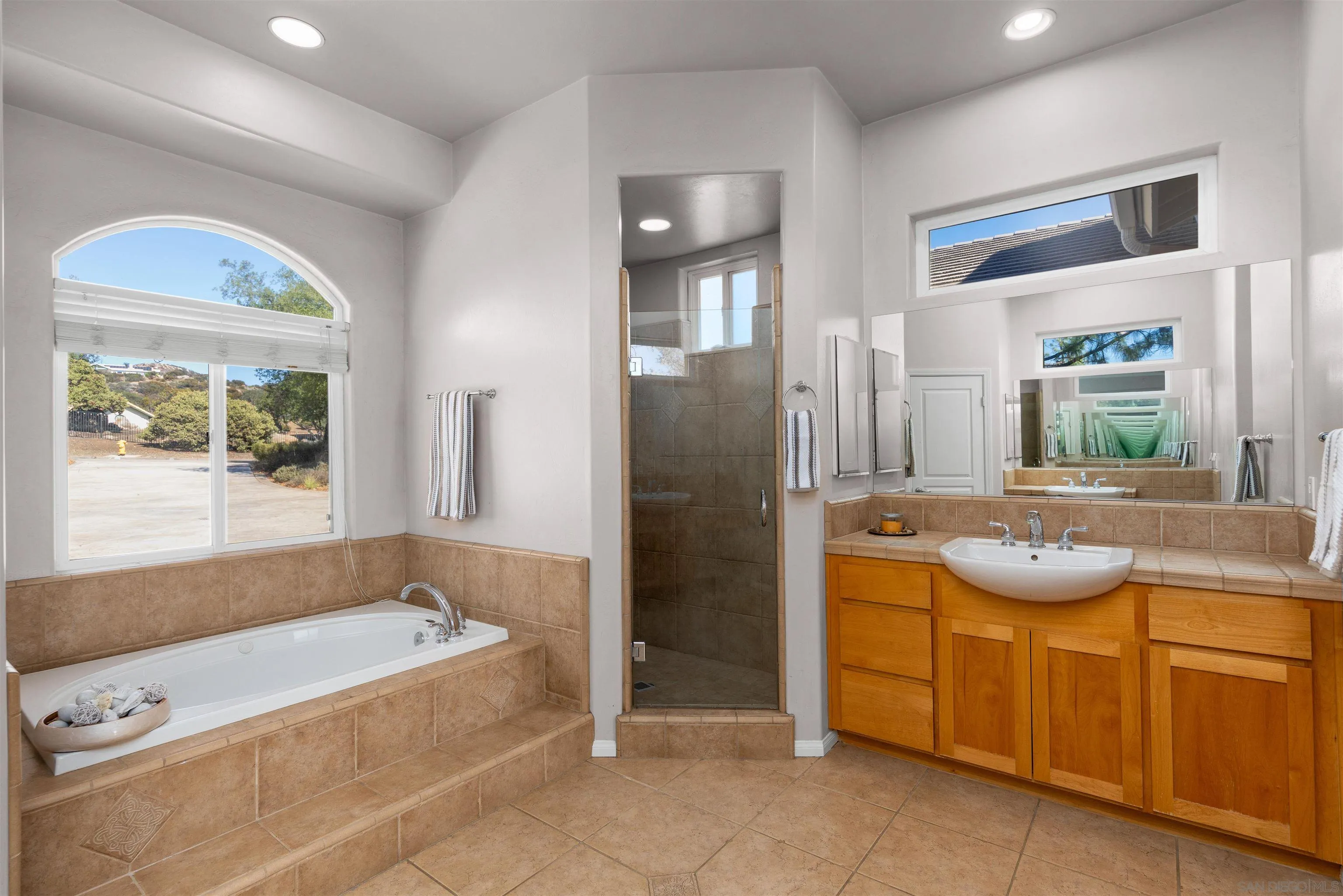 https://cdn.realtyfeed.com/cdn/127/260025117/ee49808323807ae7442cbbdf941caf9f.webp