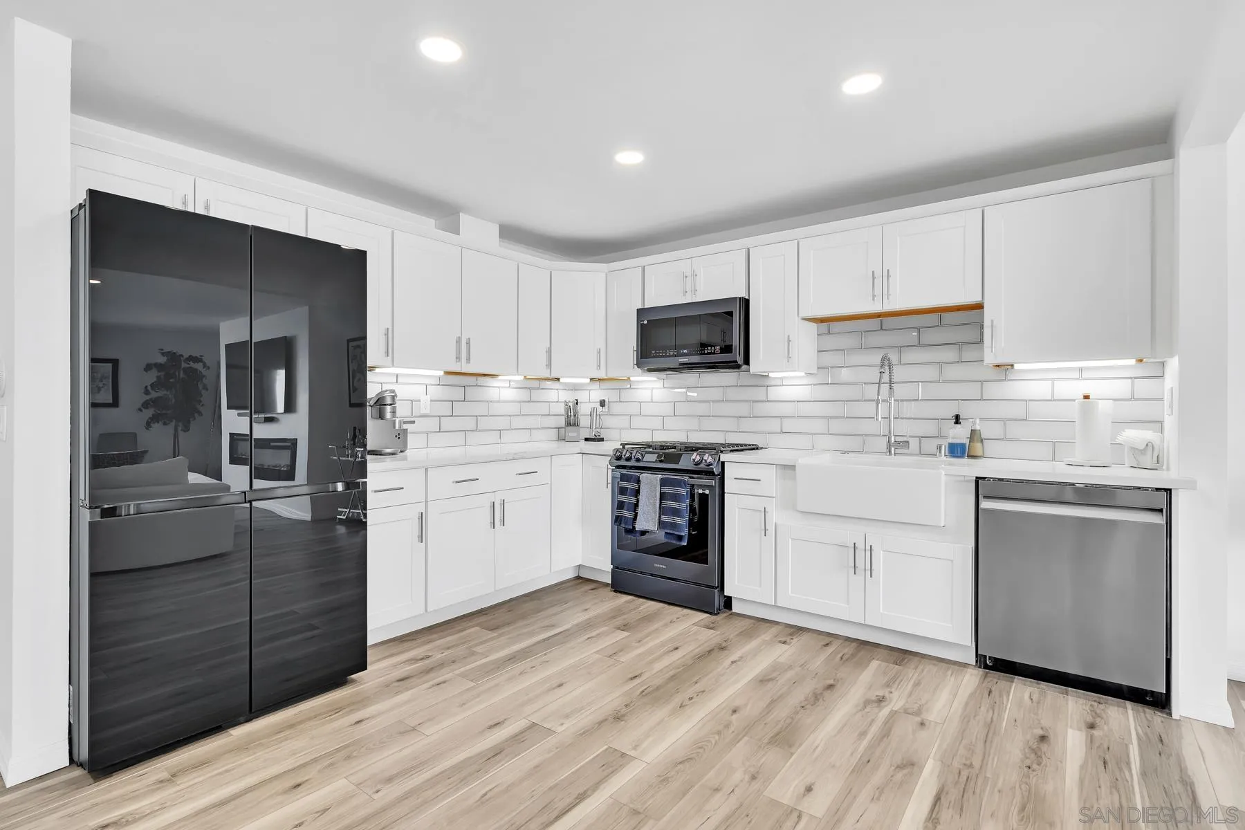 https://cdn.realtyfeed.com/cdn/127/260025125/9d397ded10709ba5ce36542a608644bd.webp
