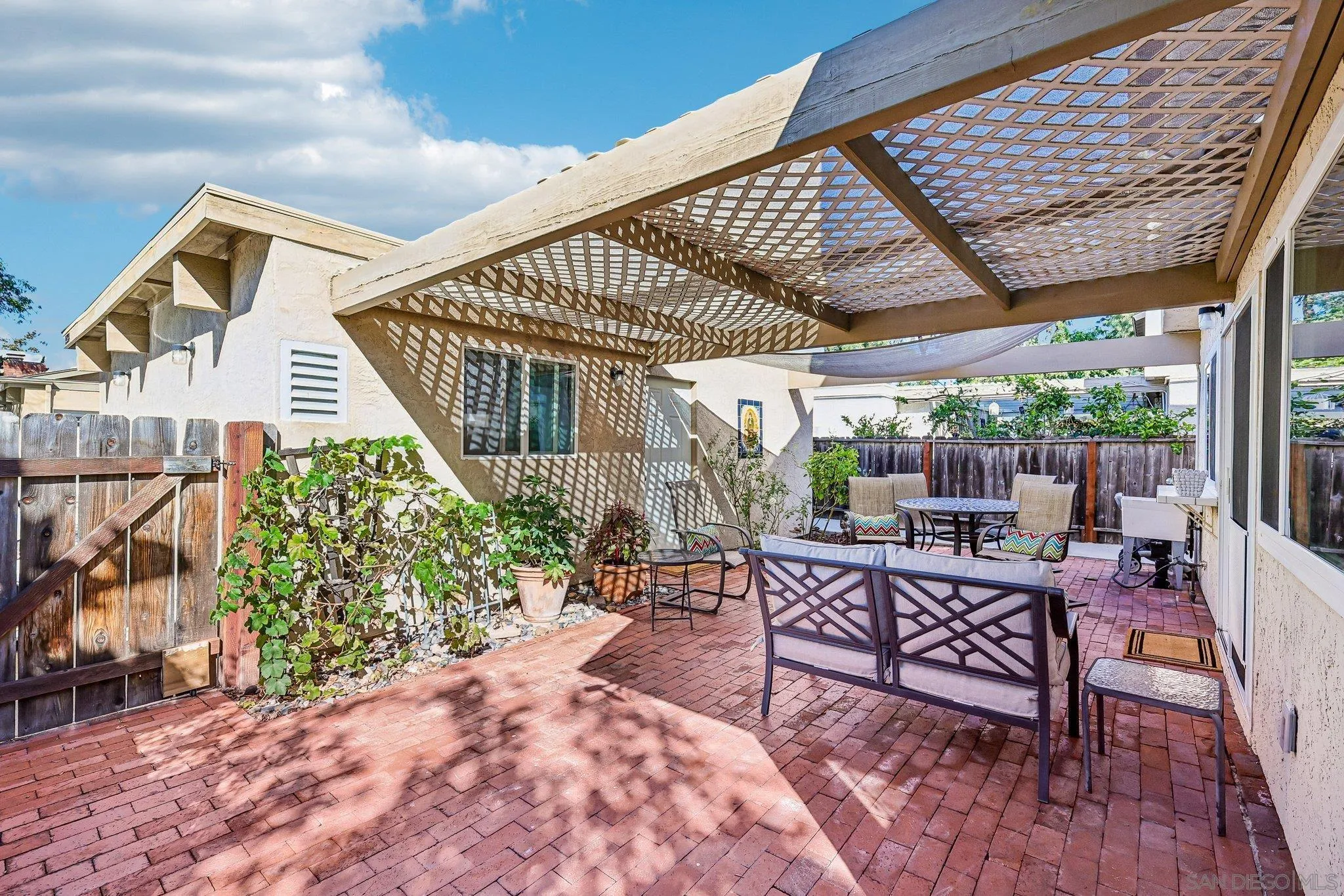 https://cdn.realtyfeed.com/cdn/127/260025130/2da6b5e3e858caa271fd5993784411ee.webp