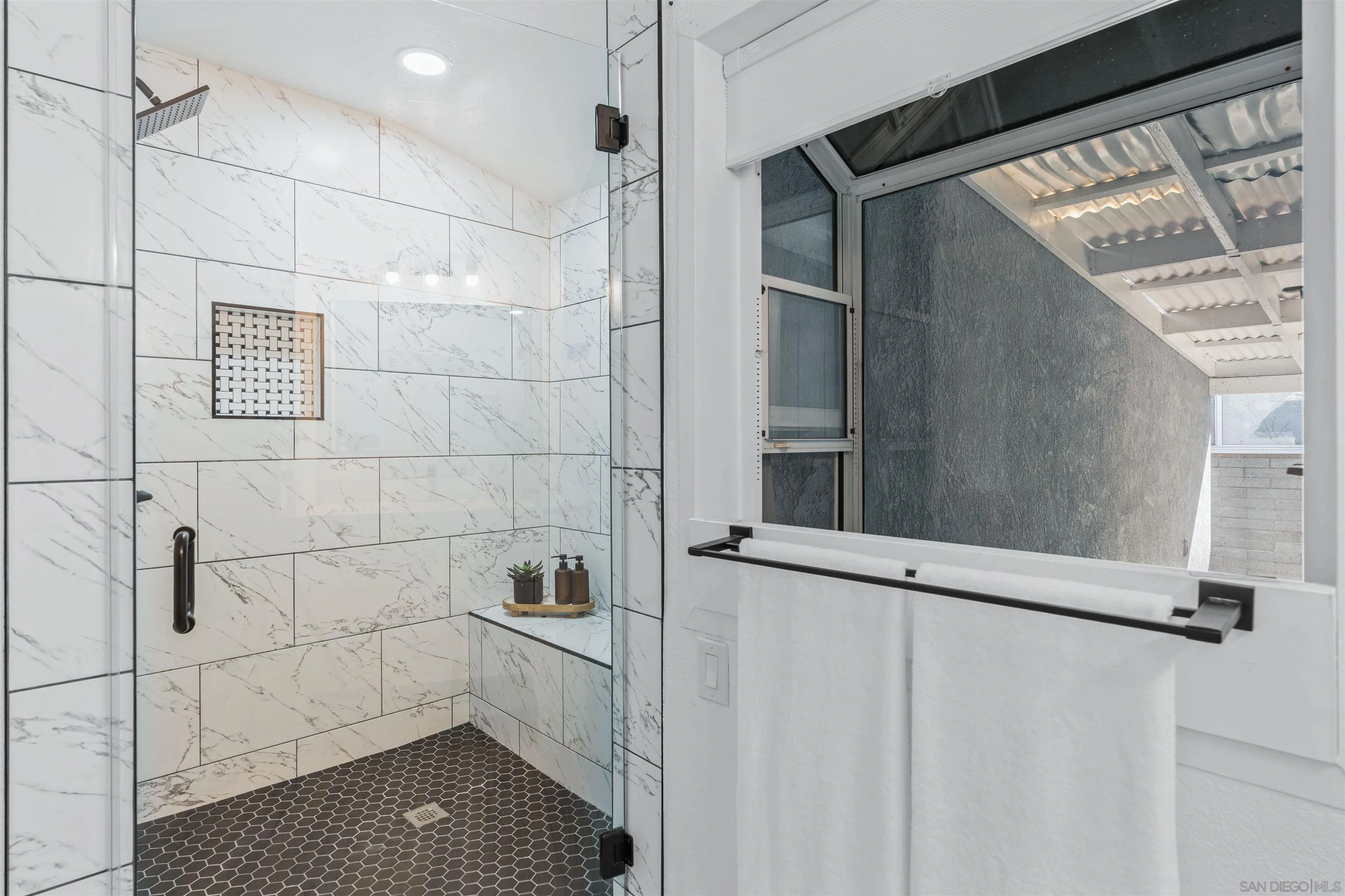 https://cdn.realtyfeed.com/cdn/127/260025143/c4f64b90e53544fbc5c829e5decb5eb3.webp