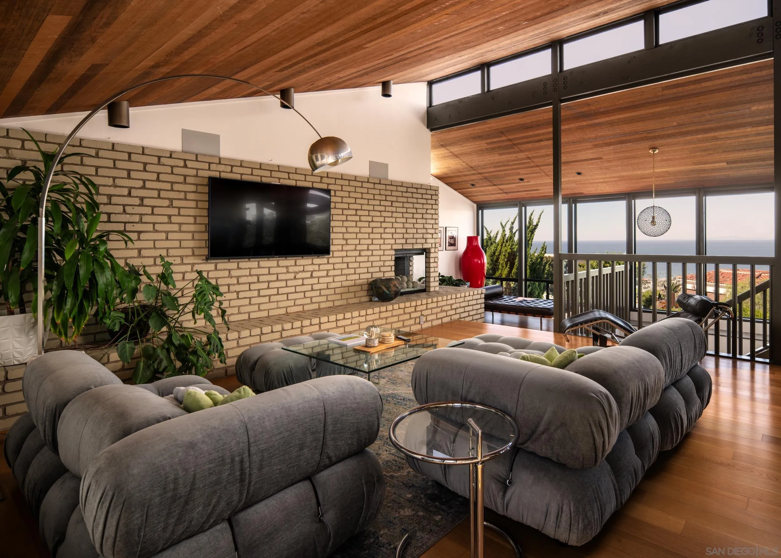 https://cdn.realtyfeed.com/cdn/127/260025166/b0a2e8cebc2b542060edf3170af514bc.webp