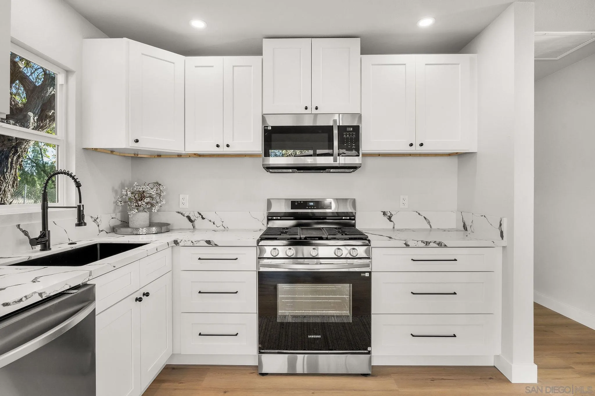 https://cdn.realtyfeed.com/cdn/127/260025167/38c9b45ea212cc77f6a9c8e556424d11.webp