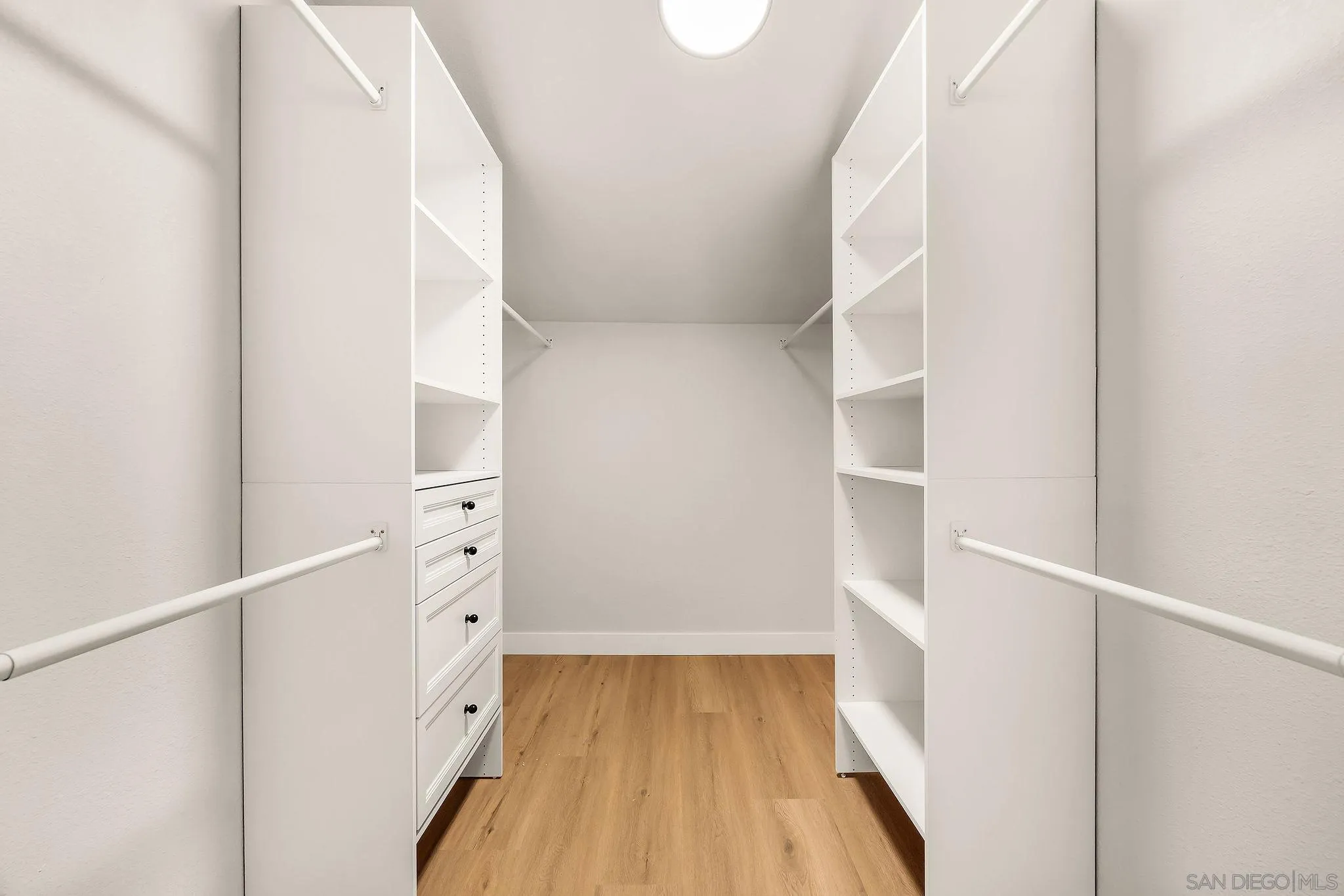 https://cdn.realtyfeed.com/cdn/127/260025167/6119c6c9c5632a71029461fa9a4426c0.webp