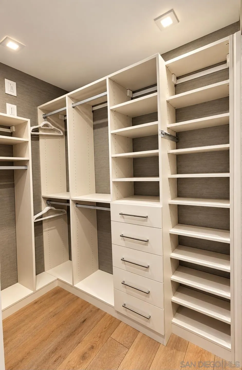 https://cdn.realtyfeed.com/cdn/127/260025177/c65d5ec14e60eea89b69fd206e694105.webp