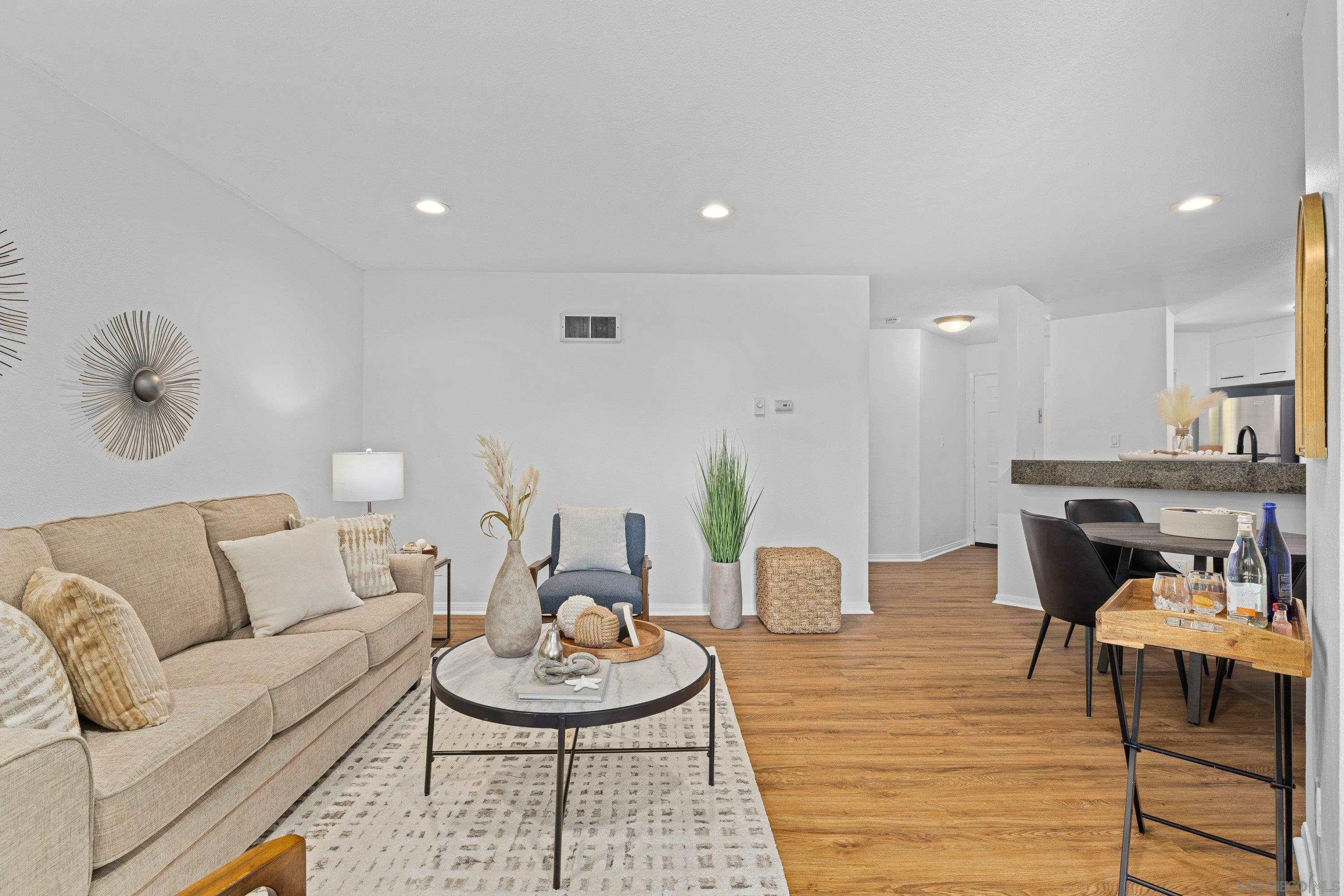 https://cdn.realtyfeed.com/cdn/127/260025194/103fad6f3f5a00f37a45640549d07f28.webp