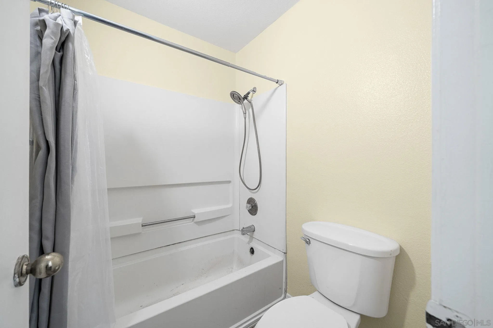 https://cdn.realtyfeed.com/cdn/127/260025196/dc542b62341257efe691769c38df293c.webp