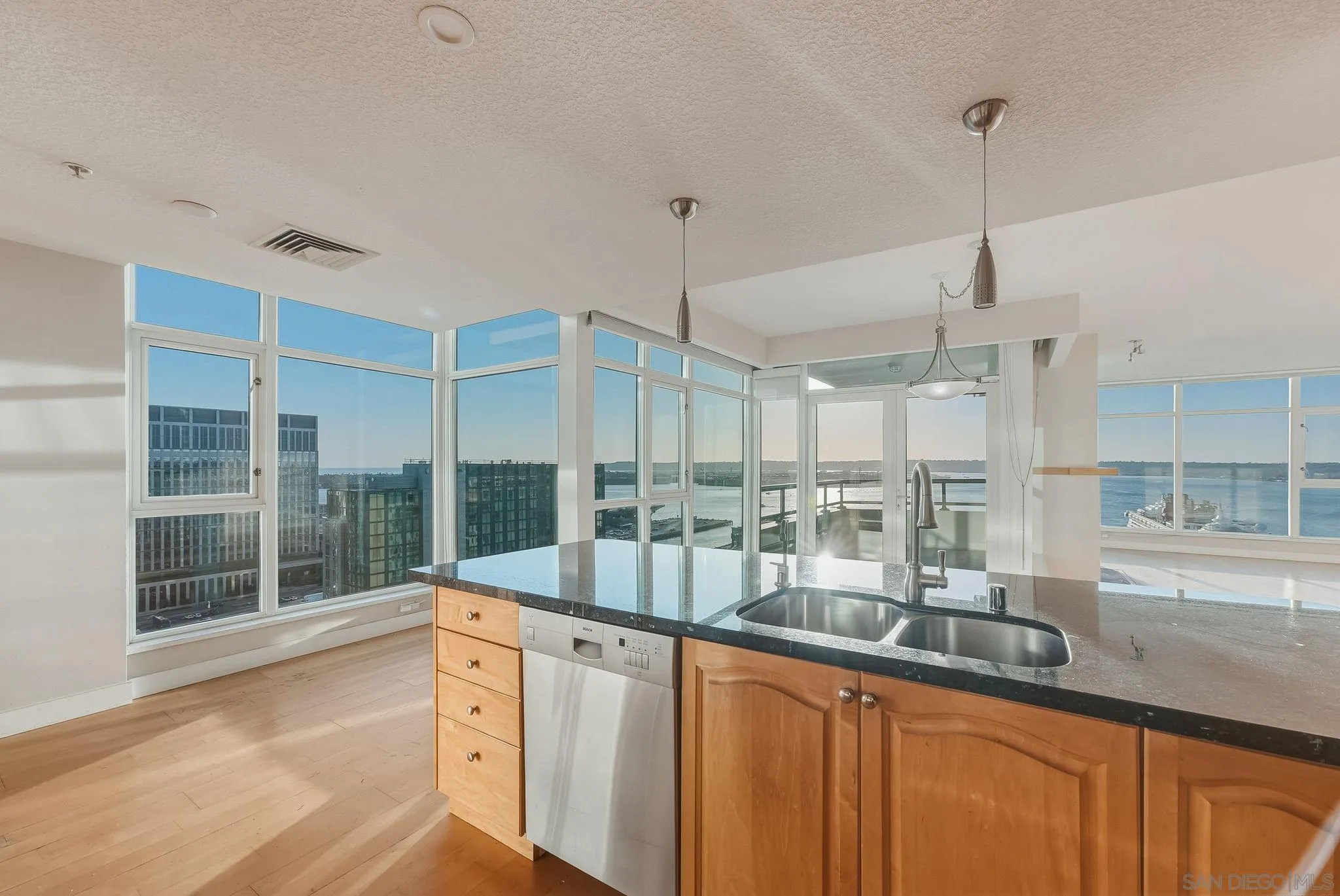 https://cdn.realtyfeed.com/cdn/127/260025226/61cb715be10f9c029075aeedf9a324fb.webp